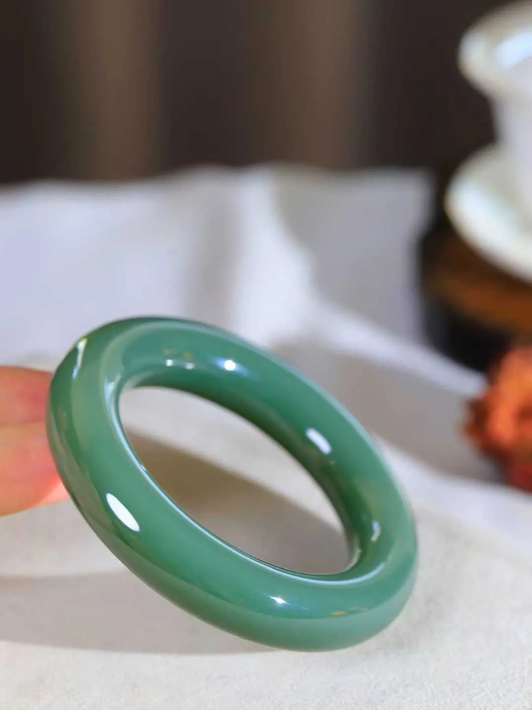 【碧波流转·手镯】

收藏传家级臻品️和田玉碧玉圆条手镯，玉质细腻温润，手感舒适，️线条流畅，简约大气，美自天成，佩戴于腕间，婉约之美，举手投足间透出那份低调奢华，醉人心扉。
重94.2克 内径圈口52.5mm  尺寸14-13.5mm  FDT-111101933