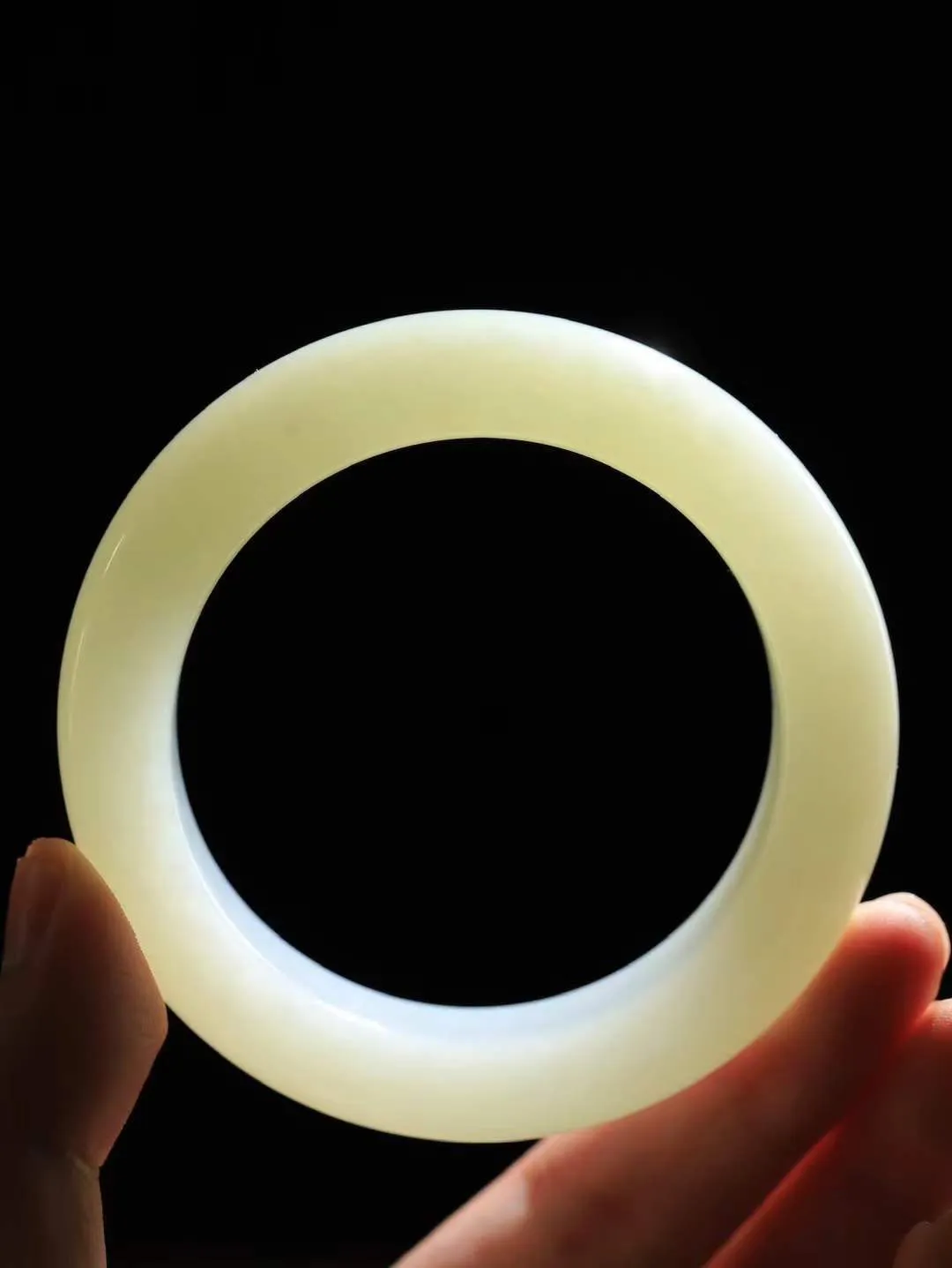 【婉约佳人.手镯】

精品和田玉白玉手镯 玉质温润细腻 油性十足 手感舒适，高华雅逸，线条流畅，简约大气，美自天成，素雅高贵。佩戴于腕间，婉约之美，举手投足间透出那份低调奢华。重101.6克 内径57.5mm  尺寸17-11.7mm   FDL-111151933