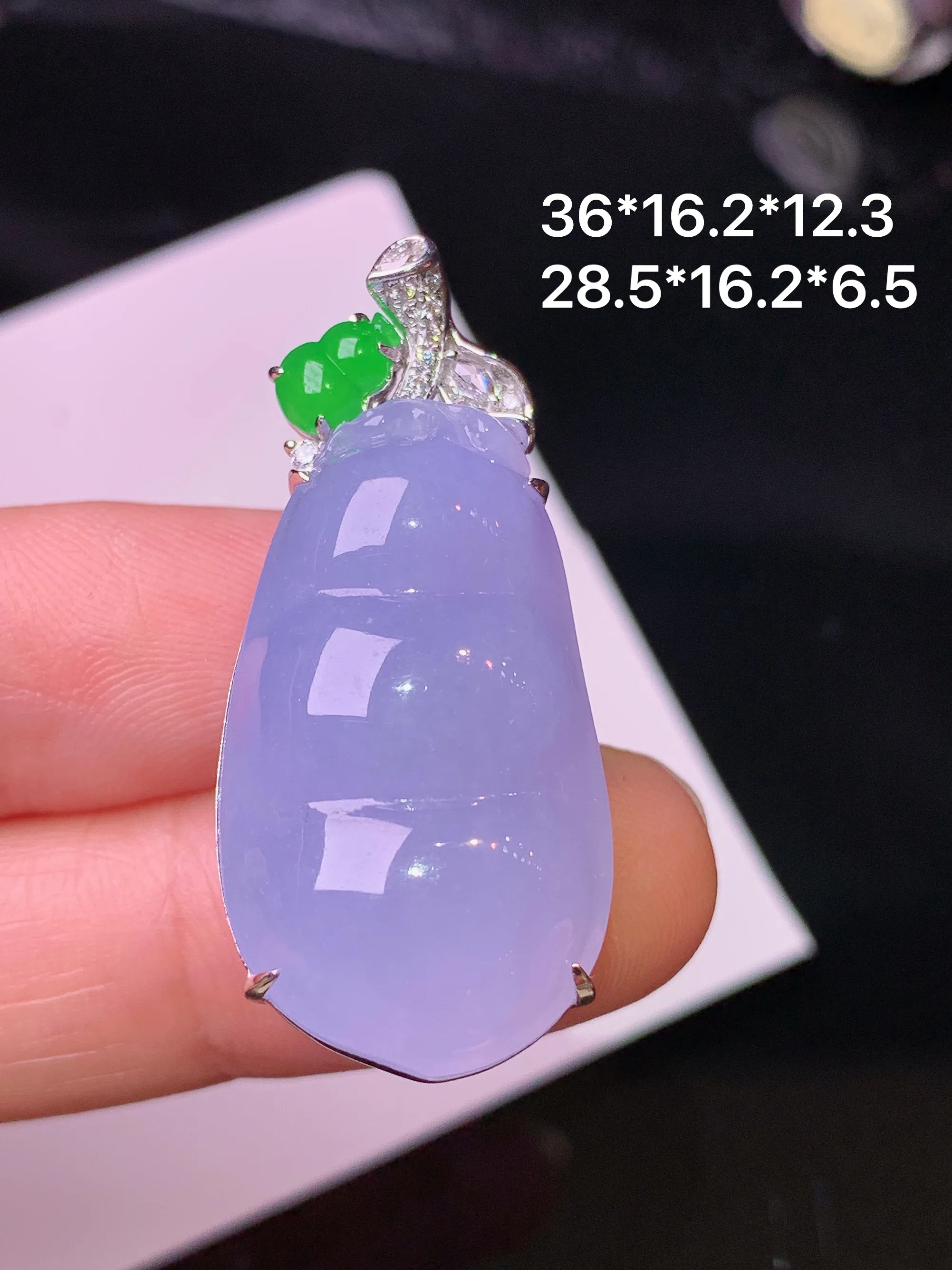 18k金钻镶嵌紫罗兰四季豆吊坠 玉质细腻 色泽清新艳丽 整体尺寸36*16.2*12.3