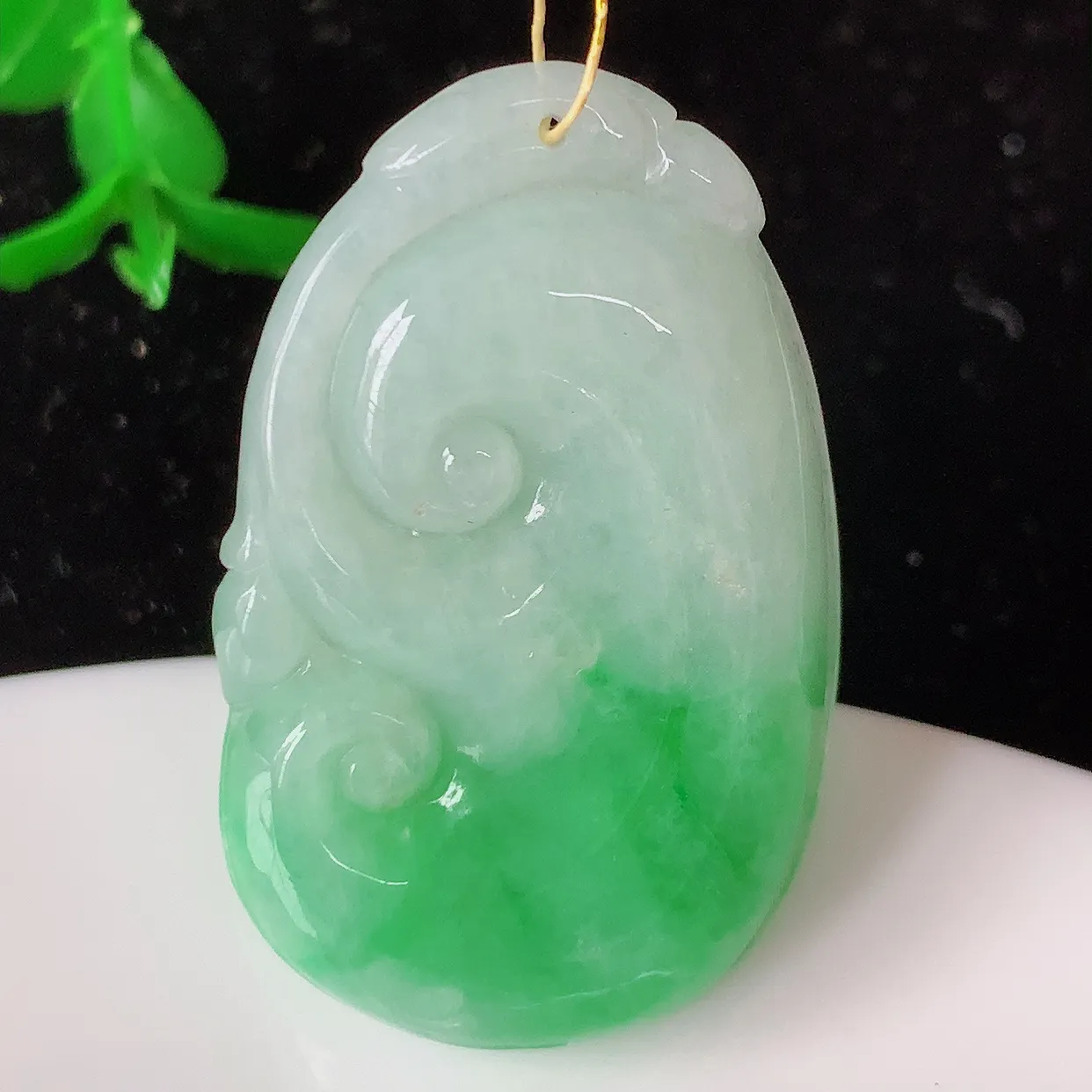 自然光实拍，冰胶飘绿翡翠如意吊坠，翠色灵动，种老水足，寓意好，品相佳，佩戴佳品！#35.17