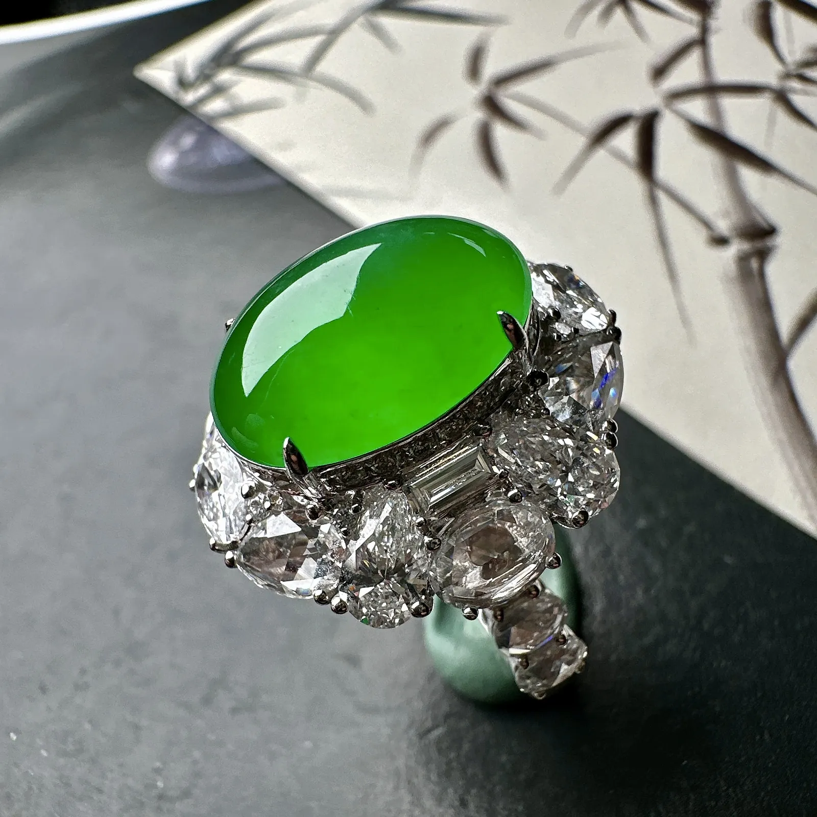 【冰种满绿蛋面戒指】质地细腻，通透闪亮，光泽耀眼，18k古法金钻镶嵌，裸石尺寸15.4*11.1*7毫米