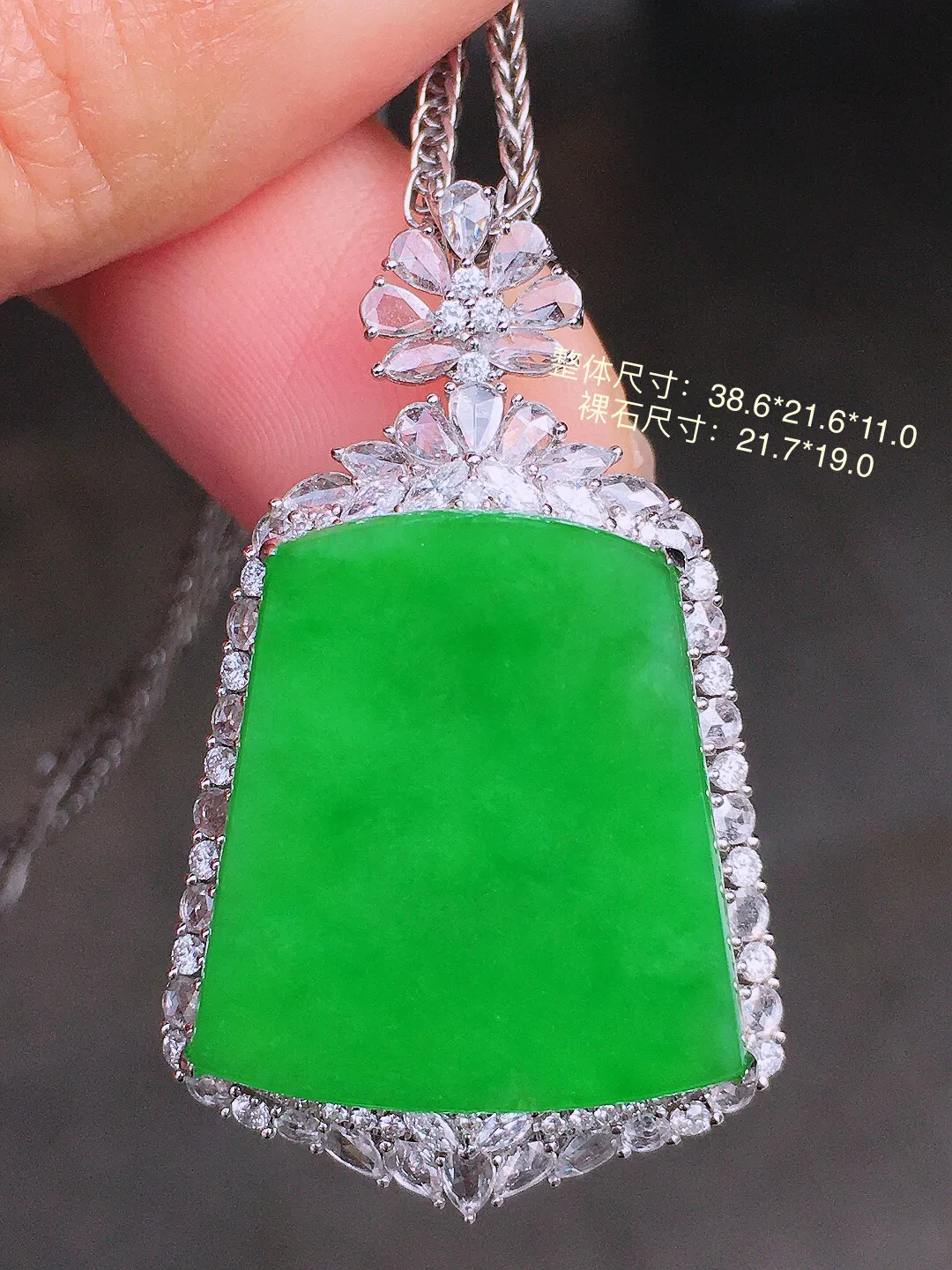 阳绿无事牌吊坠，色泽均匀艳丽，玉质细腻，荧光感超
强，饱满圆润，尽显优雅气质，18k
金豪华镶嵌