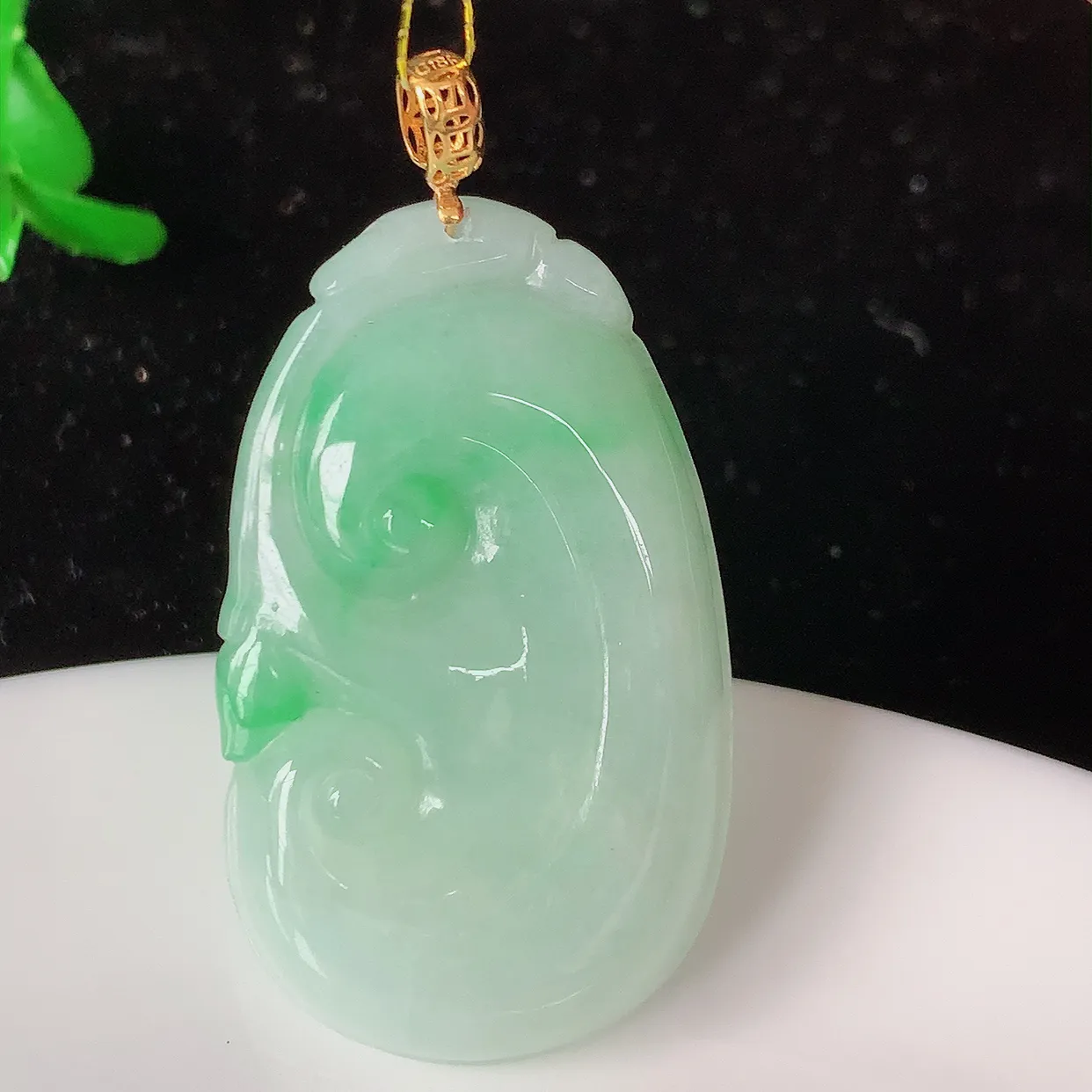 18k金镶嵌冰润飘绿翡翠如意吊坠，沁人心脾，精致典雅的设计，为佩戴者，增添色彩，送礼自留都是佳品选择！#35.17