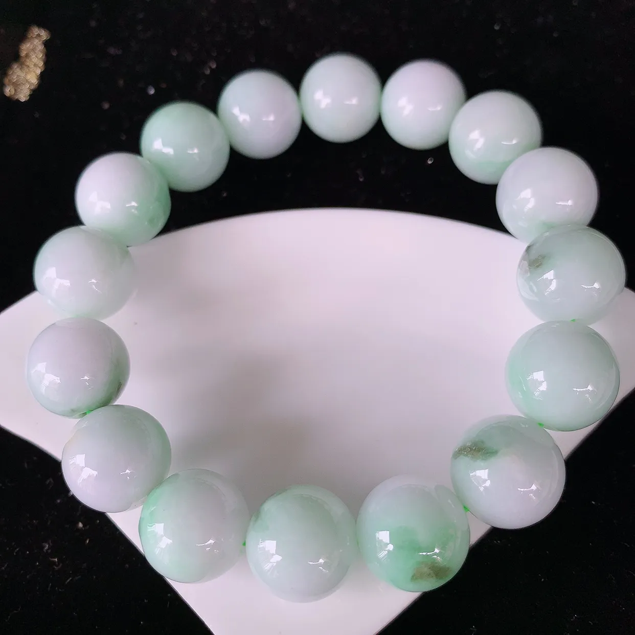 自然光实拍，冰润飘绿翡翠手串手链，种老水足， 冰清玉润  颜色漂亮  #002.1取一尺寸12.8