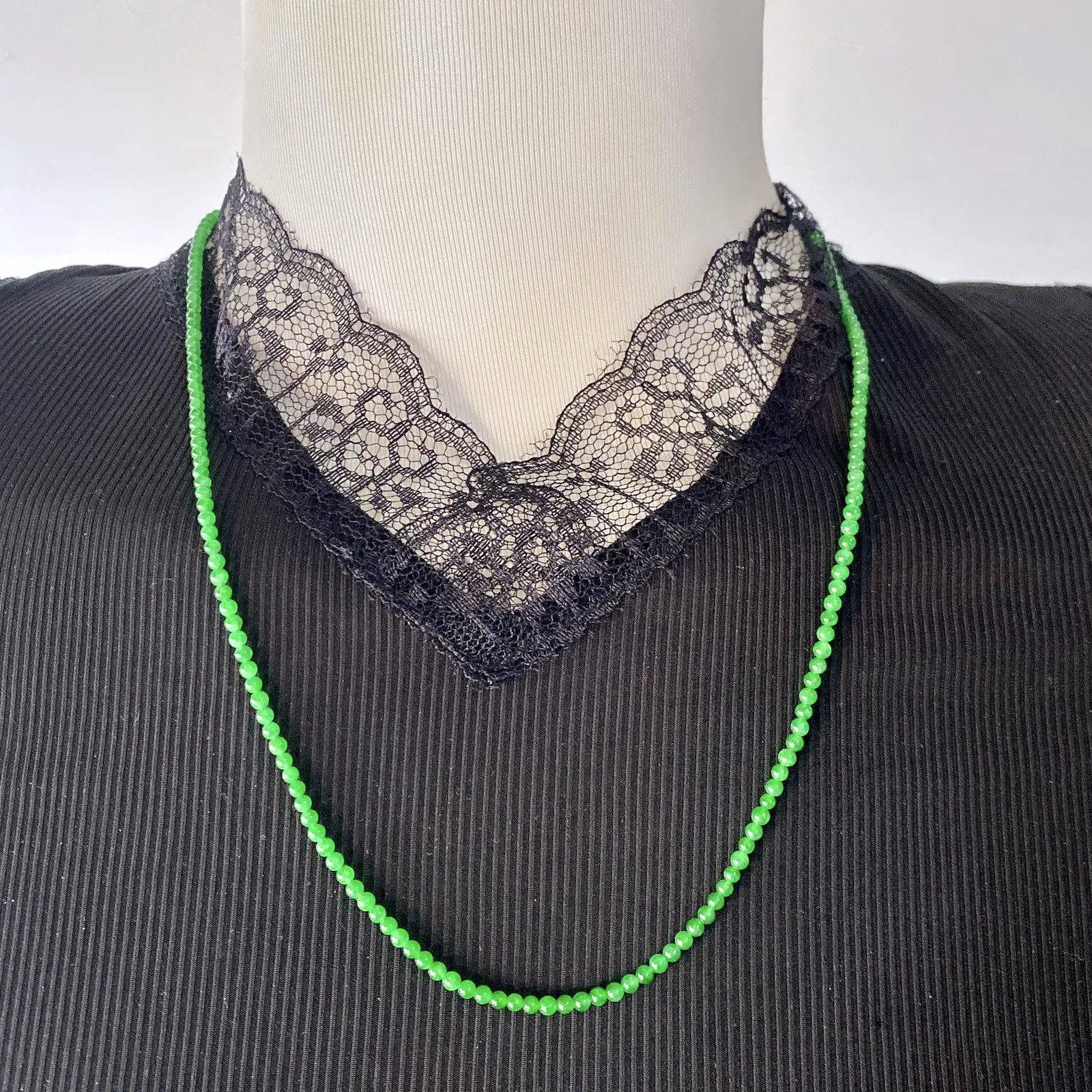 收藏级别，缅甸天然翡翠A货，卡2.8玻璃种起光起胶正阳绿小米珠项链手链，尺寸：2.8mm/200颗，长度540mm，重量：8.09g