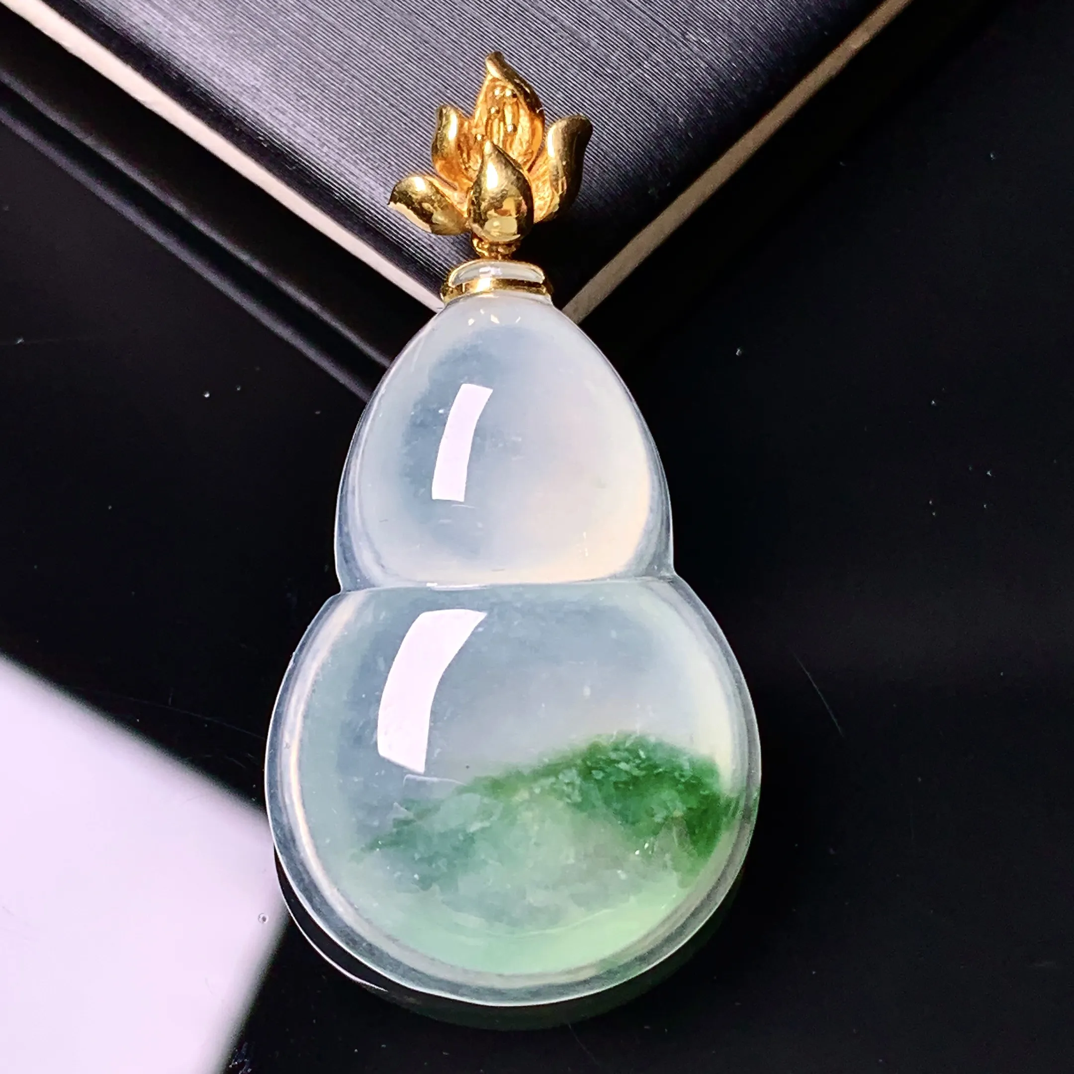 18k金镶嵌飘绿葫芦吊坠 玉质细腻 色泽清新艳丽 整体尺寸36.2*18.5*5.8