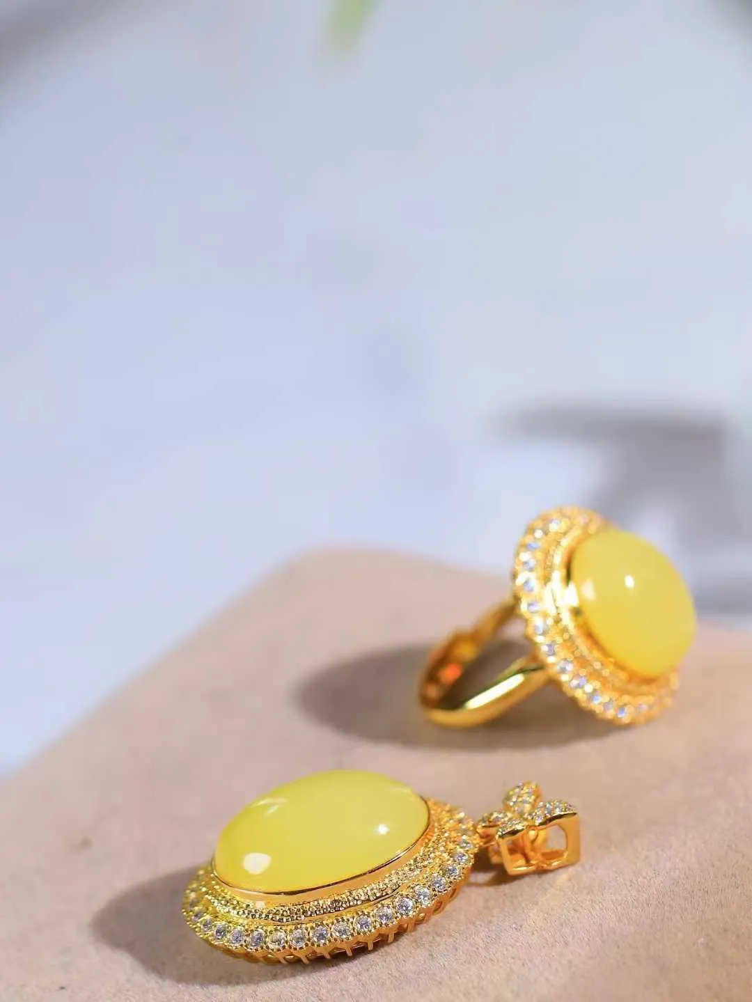 一套【925银.套装】

精品和田玉黄口戒指 吊坠套装，925银精工镶嵌，器形圆润饱满，玉质温润细腻，做工精细圆滑，饱满精致，器形优雅，寓意平安无事，如意顺心。吊坠重7.3克 吊坠尺寸19-14mm  戒指重5.7克 戒指内径16.6mm  戒指尺寸14.4-11.3mmFDT-331121933