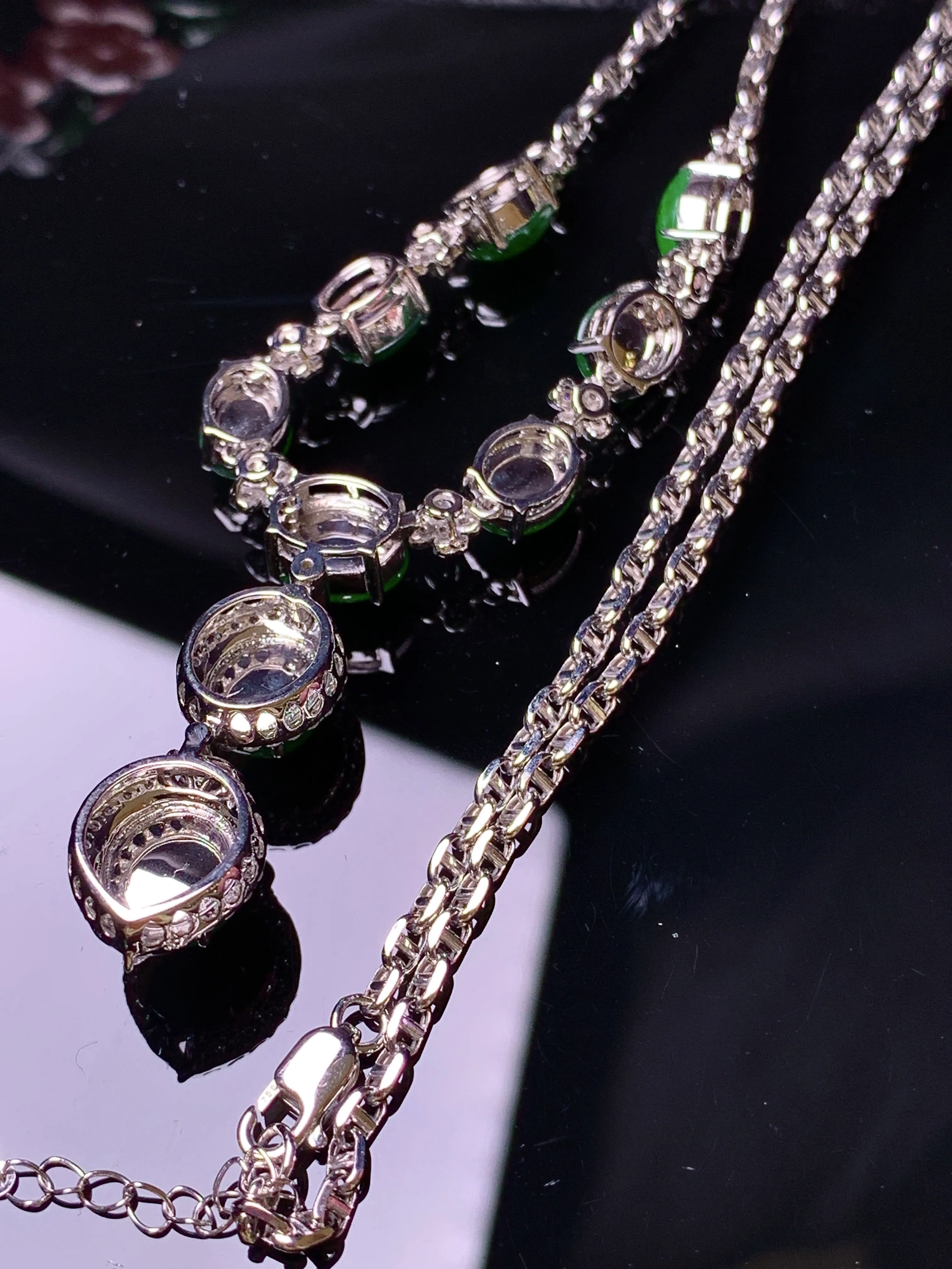 18k金钻镶嵌满绿蛋面项链 玉质细腻 色泽清新艳丽 整体尺寸67*9.8*7.6