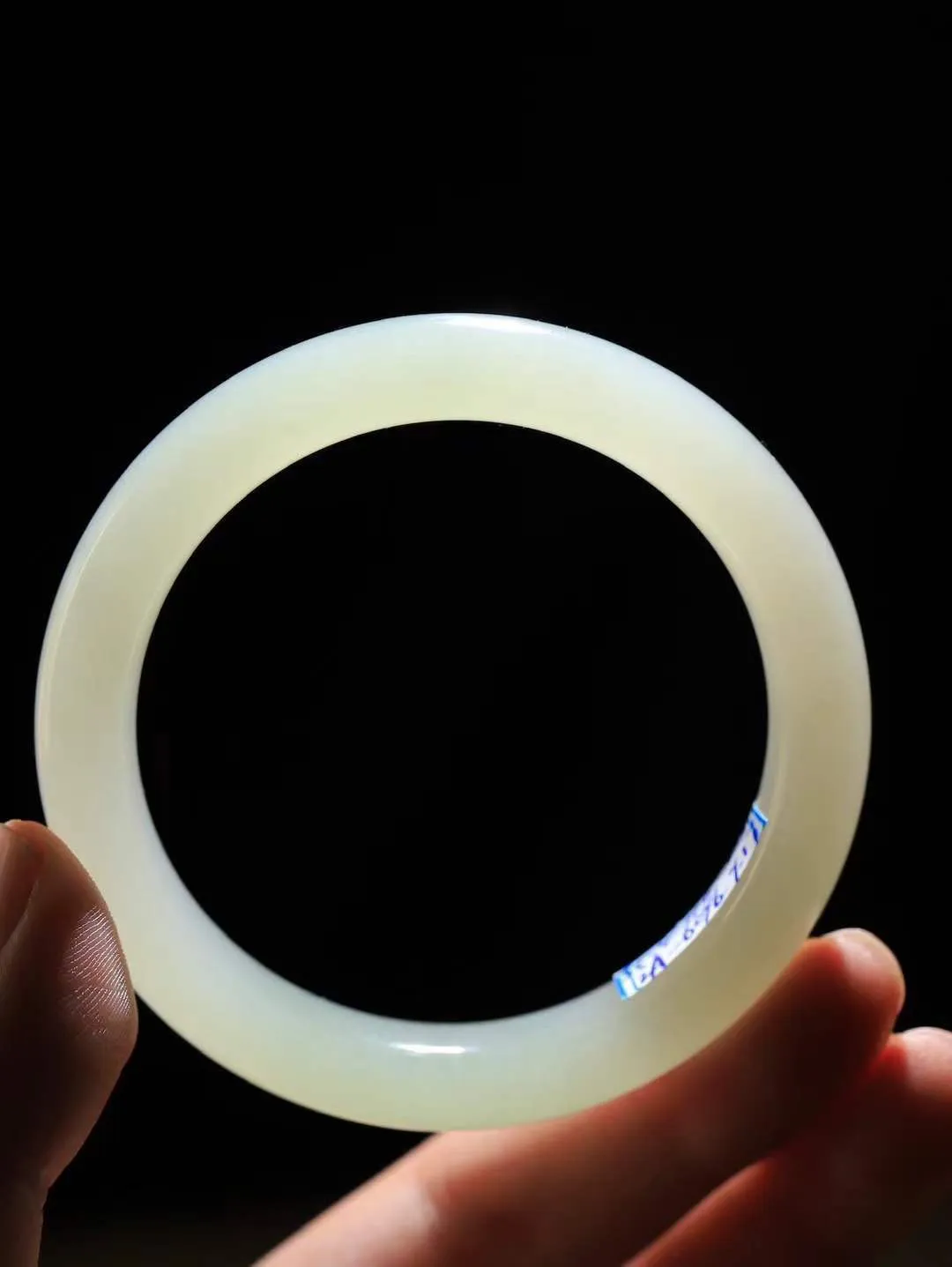 （一见倾心.手镯）

精品和田玉三色手镯，玉质温润细腻 油性十足 手感舒适，高华雅逸，线条流畅，简约大气，美自天成，素雅高贵。佩戴于腕间，婉约之美，举手投足间透出那低调奢华。重50克  尺寸55-11.6-8.9mm  561141836A