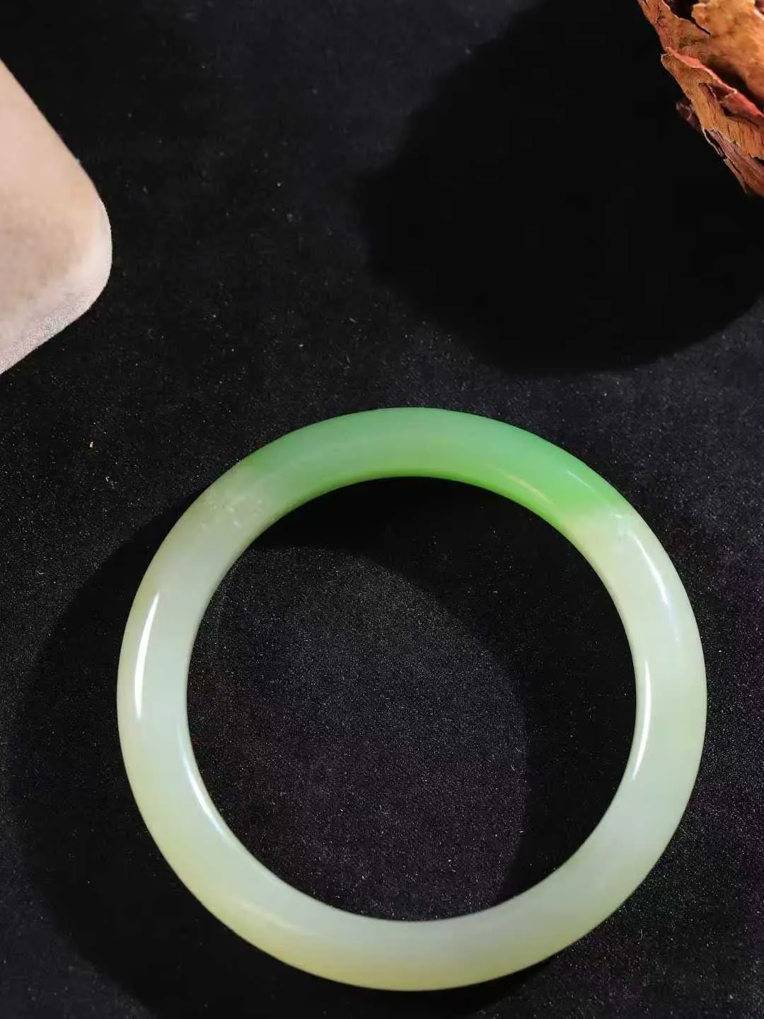 【翠色怡人.手镯】

收藏级和田玉翠青手镯，精品超级美镯，玉质细腻饱满，️温润脂香，仙雾缥缈，怡静如画，意蕴十足～，戴于腕间，神秘与高贵并存，给人以出尘的风雅，优美脱俗，气质非凡。重42克 内径55mm尺寸10.2-8.1mm191151943T