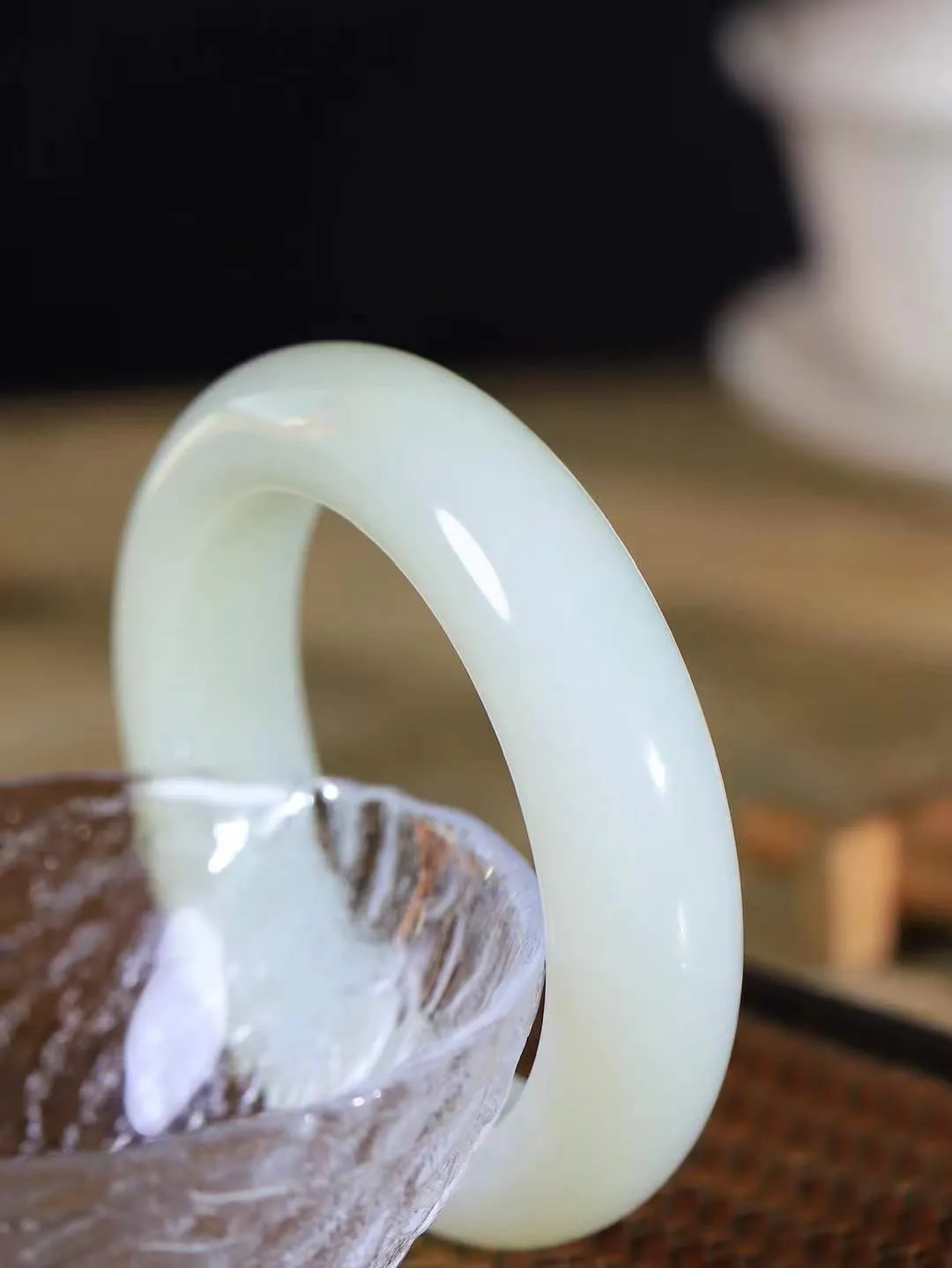 【婉约佳人.手镯】

精品和田玉白玉手镯 玉质温润细腻 油性十足 手感舒适，高华雅逸，线条流畅，简约大气，美自天成，素雅高贵。佩戴于腕间，婉约之美，举手投足间透出那份低调奢华。重101.6克 内径57.5mm  尺寸17-11.7mm   FDL-111151933