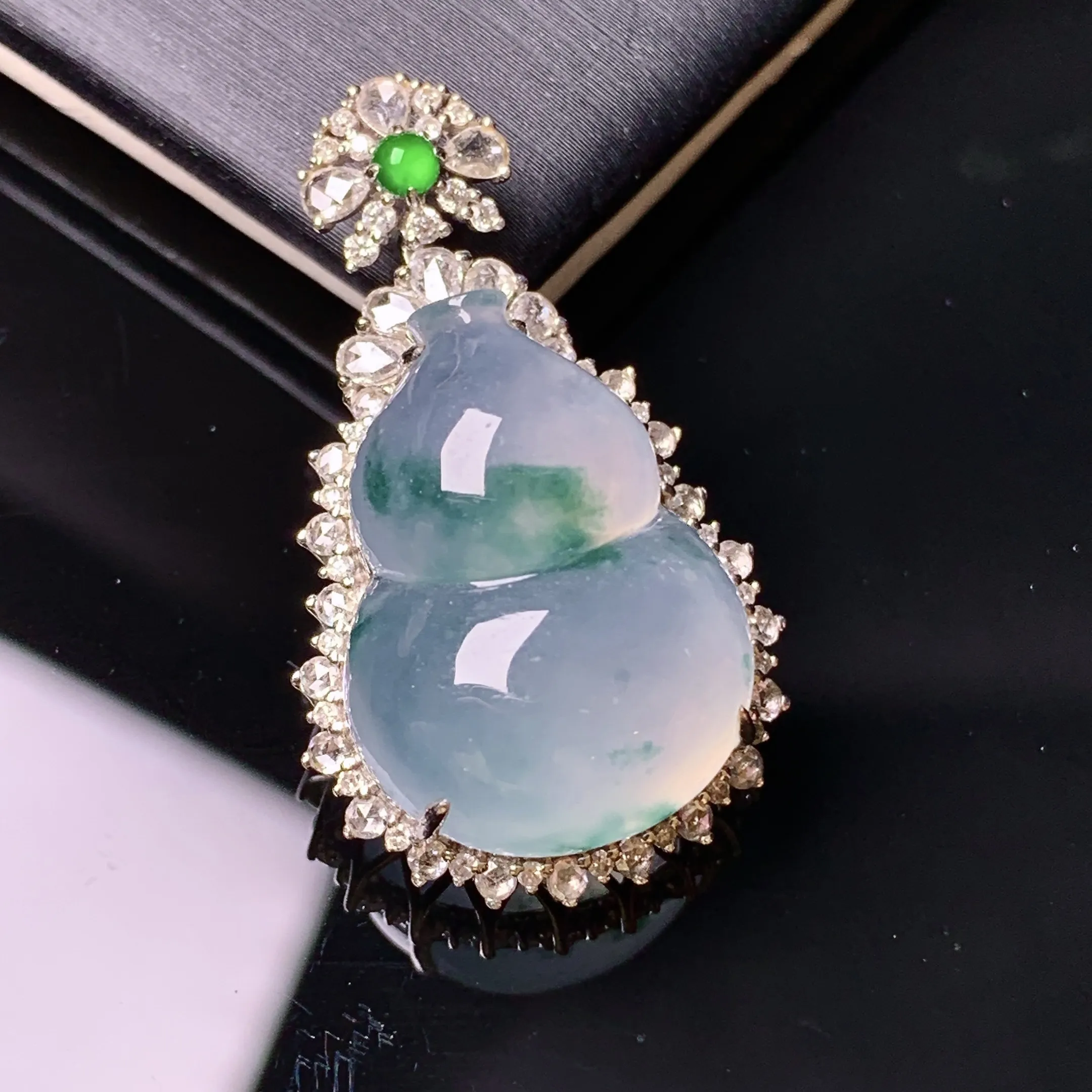 18k金钻镶嵌冰种飘绿葫芦吊坠 玉质细腻 色泽清新艳丽 整体尺寸31.7*18.7*10.7