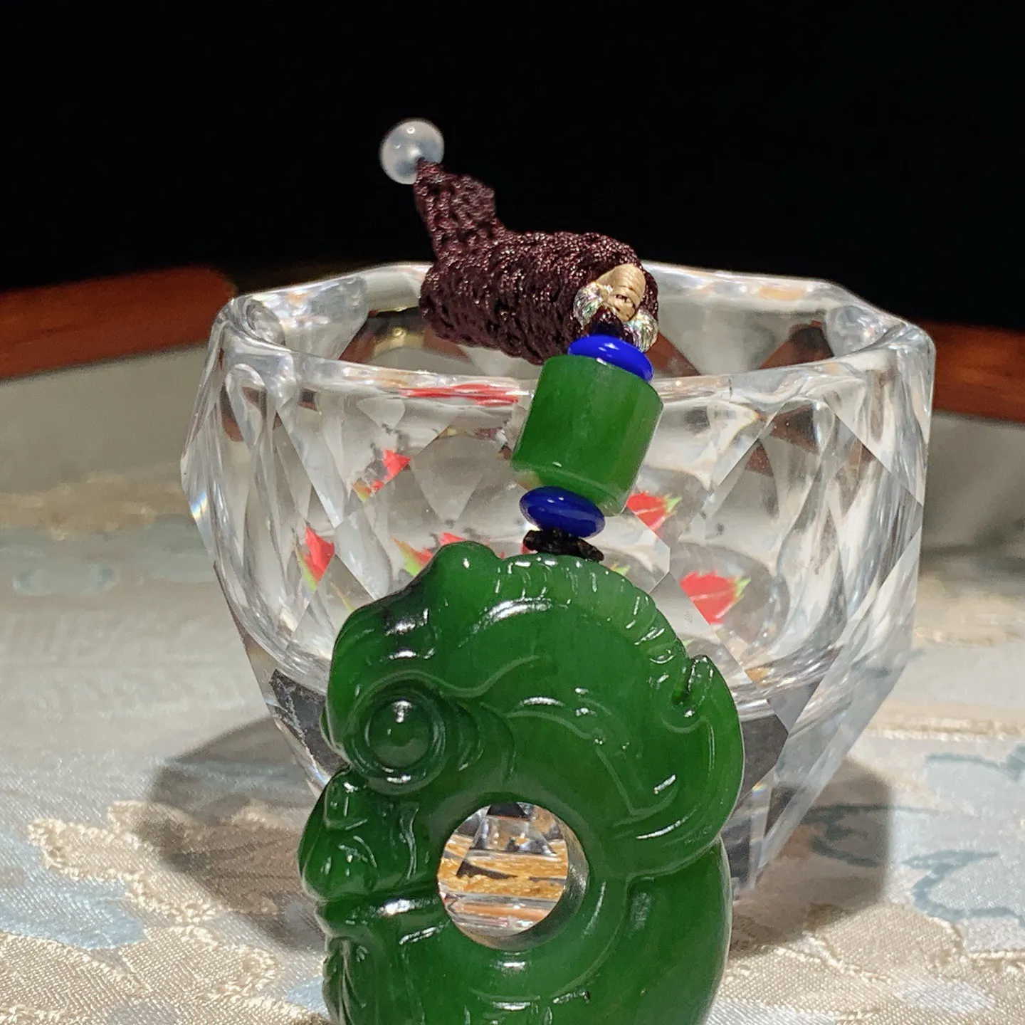 和田玉阳绿红皮料俄罗斯碧玉玉猪龙挂件。尺寸42/30/12重29.5克。玉质细腻油润。手推出油。佩戴