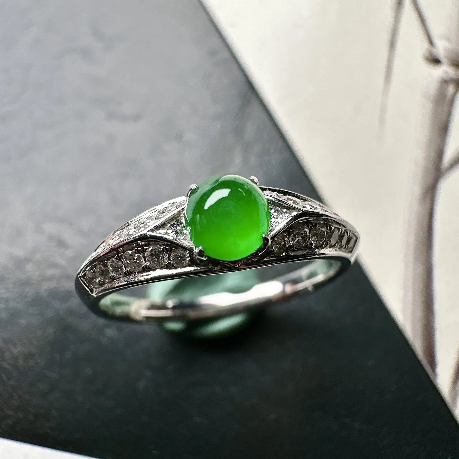 【冰种满绿蛋面戒指】种水色俱全，冰透闪亮，通透感饱满度很好，18k金钻镶嵌，裸石尺寸4.5*4.2*3毫米，圈口可改