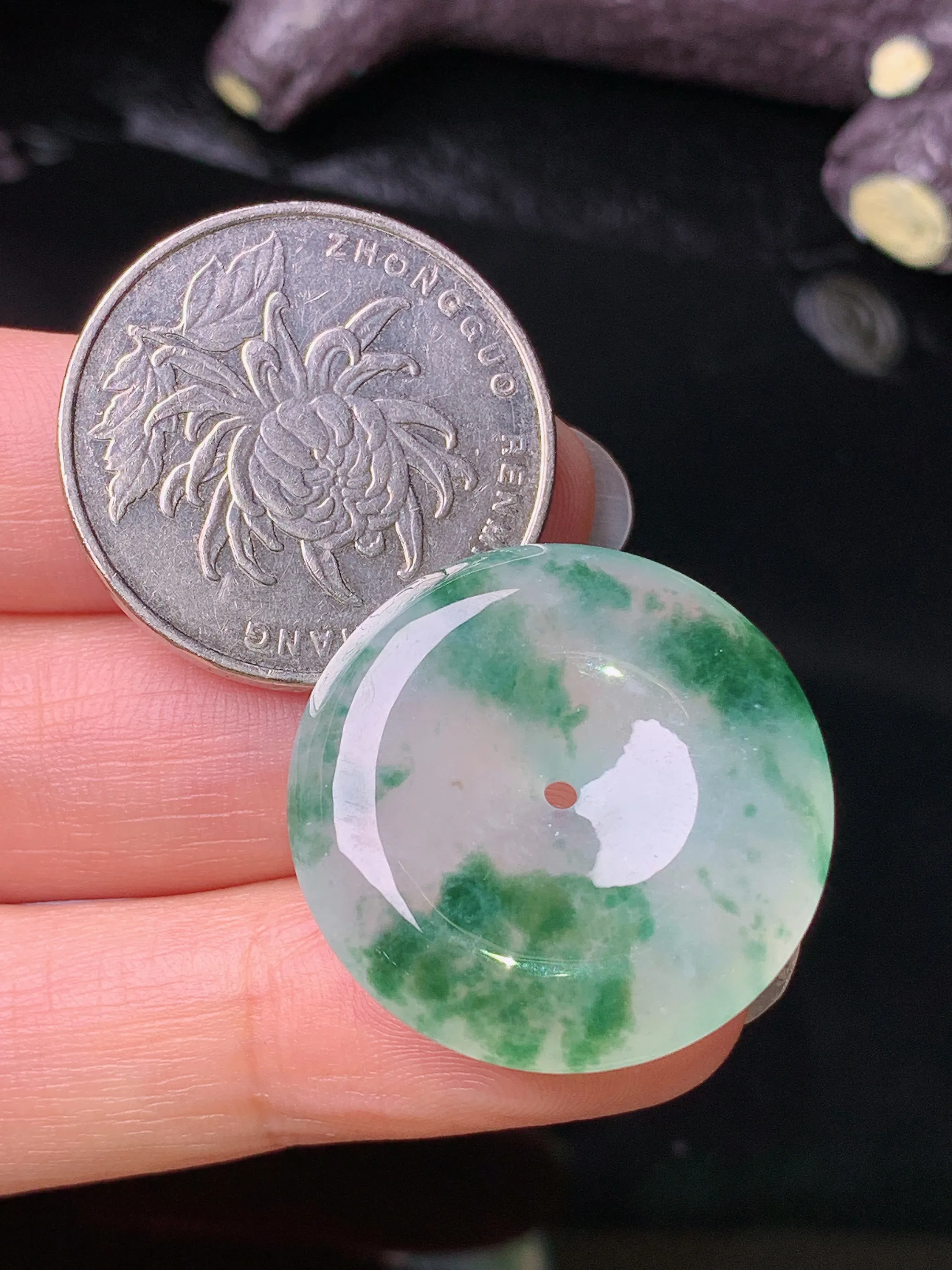 冰种飘绿平安扣吊坠 玉质细腻 色泽清新艳丽 整体尺寸25.7*5.6