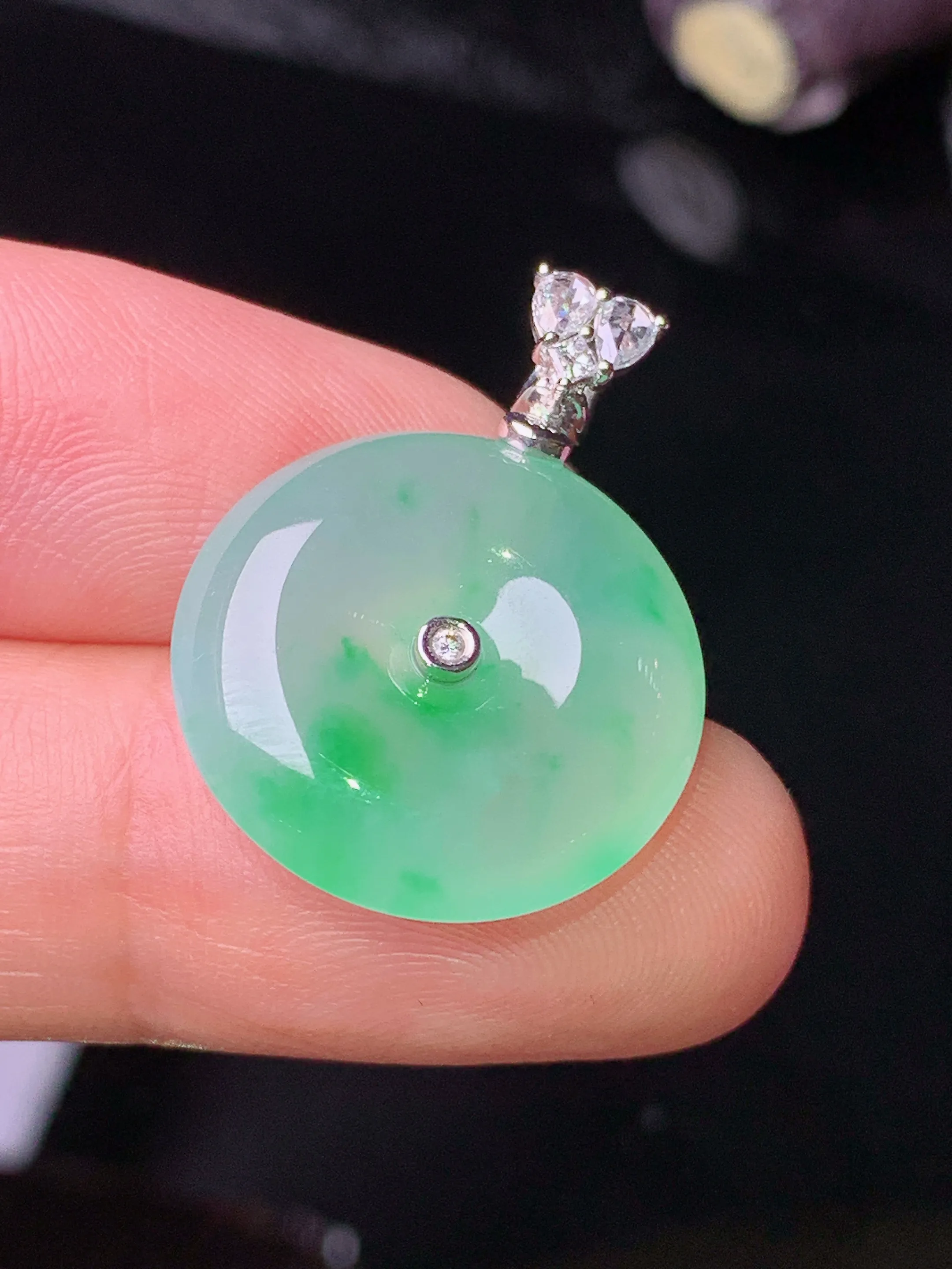 18k金钻镶嵌飘绿平安扣吊坠 玉质细腻 色泽清新艳丽 整体尺寸25.2*18.5*5.3