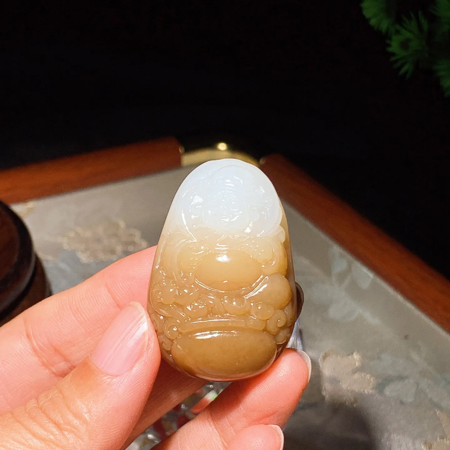 新疆和田玉且末糖财神爷挂件。尺寸44/30/15重30克。玉质细腻油润。手推出油。佩戴高端典雅。lt251118