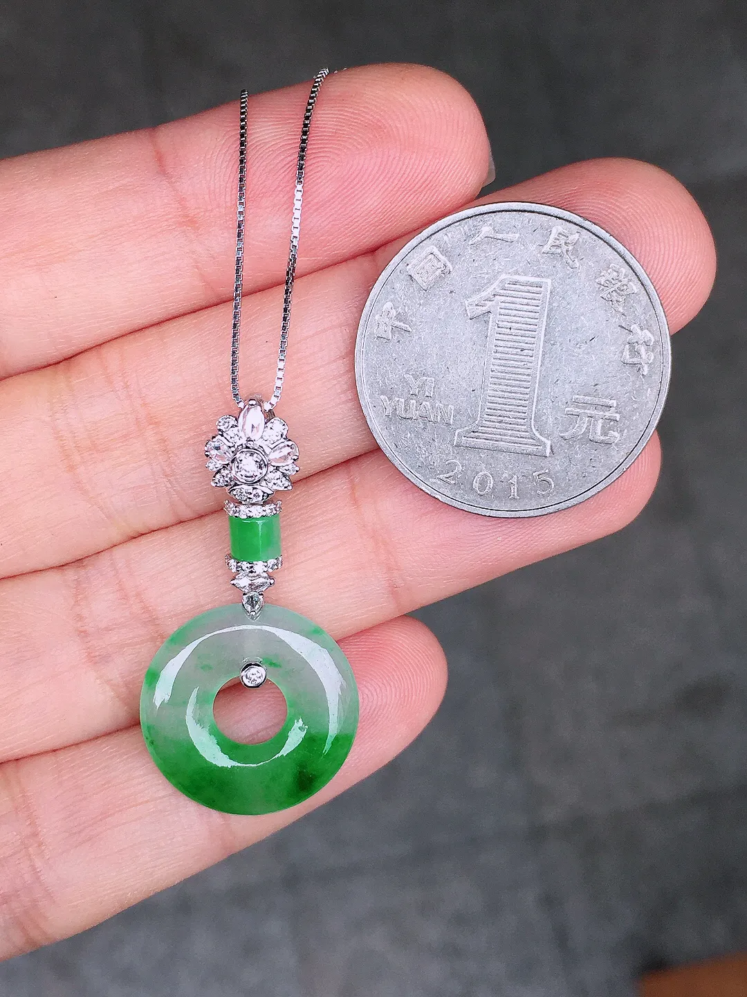 飘绿平安扣吊坠，色泽艳丽，玉质细腻，荧光感超
强，饱满圆润，尽显优雅气质，18k
金豪华镶嵌