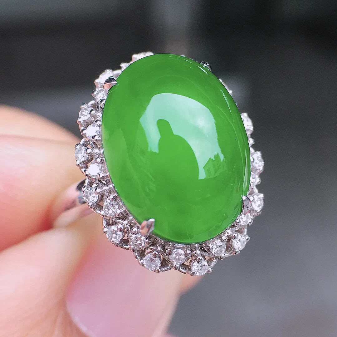 阳绿蛋面戒指，色泽均匀艳丽，玉质细腻，荧光感超
强，饱满圆润，尽显优雅气质，18k
金豪华镶嵌