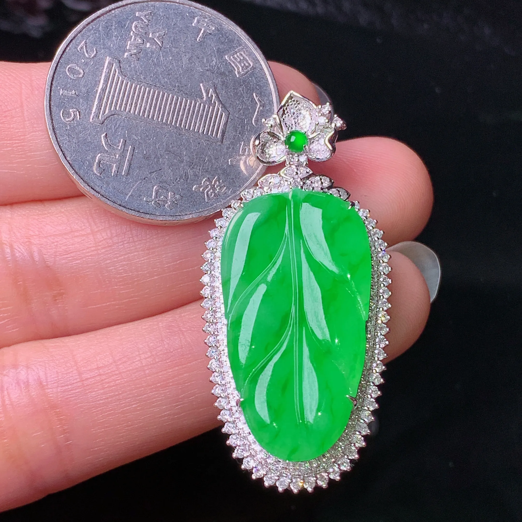 18k金钻镶嵌翠绿树叶吊坠 玉质细腻 色泽清新艳丽 整体尺寸41.3*19.5*9.7