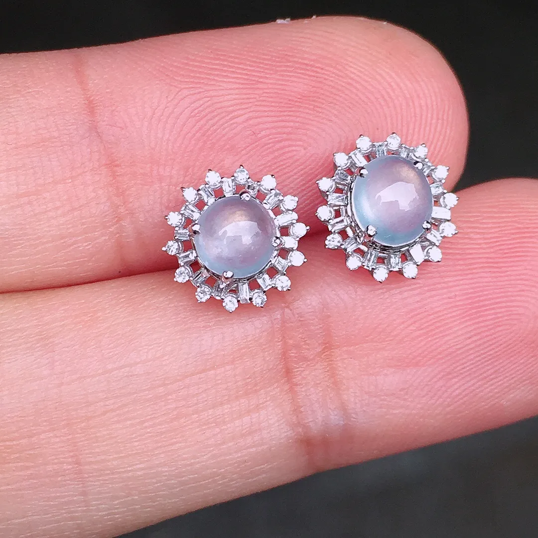 玻璃种蛋面耳钉，玉质细腻，荧光感超
强，饱满圆润，尽显优雅气质，18k
金豪华镶嵌