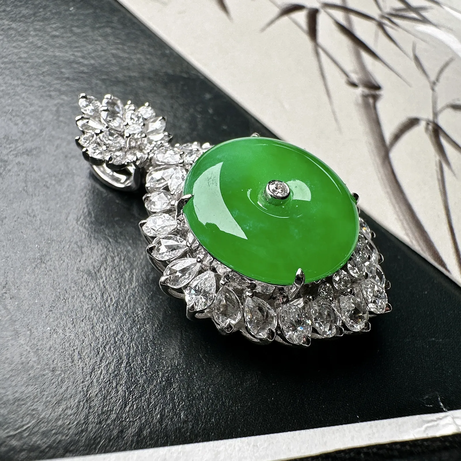 【冰种满绿平安扣】质地非常细腻，冰润十足，种老冰透，18k金钻镶嵌，裸石尺寸16.6*4.2毫米，收藏品质