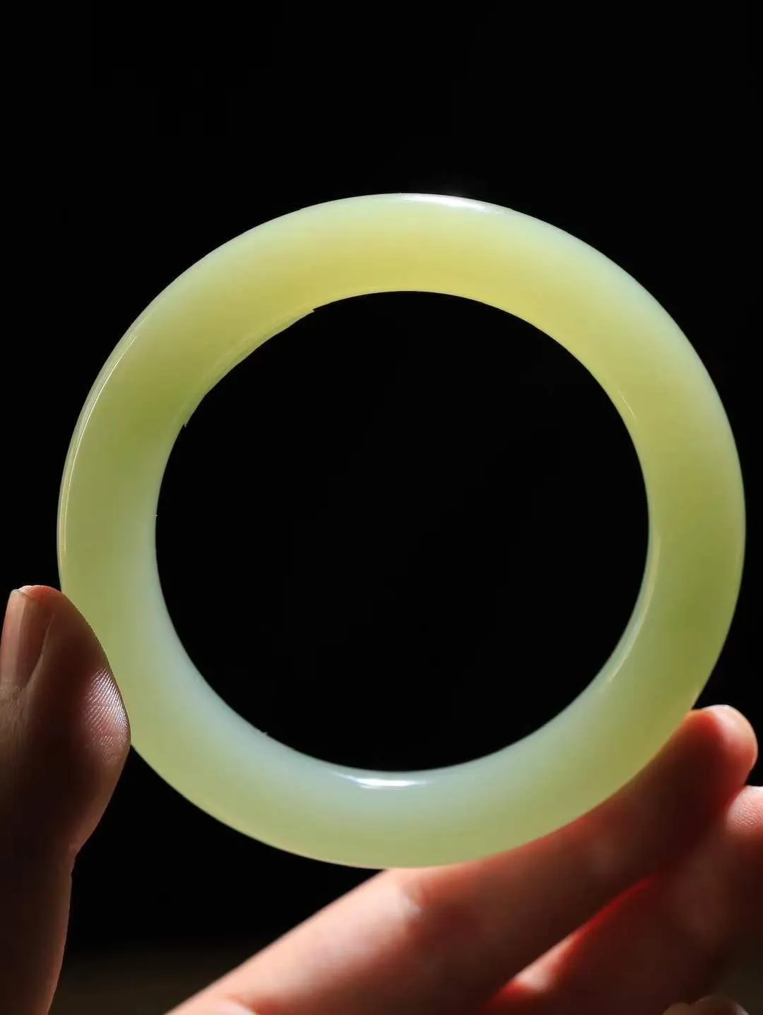 【晴水相伴.镯】

精品️和田玉晴水圆条手镯，以其淡雅的晴水色调，成为腕间的一抹亮色。玉质细腻，触感温润，佩戴它，感受玉石的温度与自然的灵性，让每一天都充满诗意与美好。重68.6克  尺寸58.5-11.3-11.5mm   751141854A