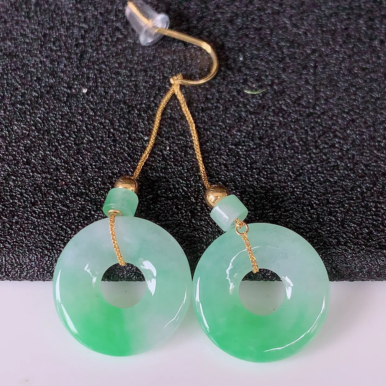 18k金镶嵌冰种飘绿翡翠平安扣耳坠，沁人心脾，耳坠佩戴效果大气出众，尽显气质。种水好，胶感足，颜相当漂亮，高性价比，值得入手品鉴！#41.17整体44.5*裸石15.5*2.8