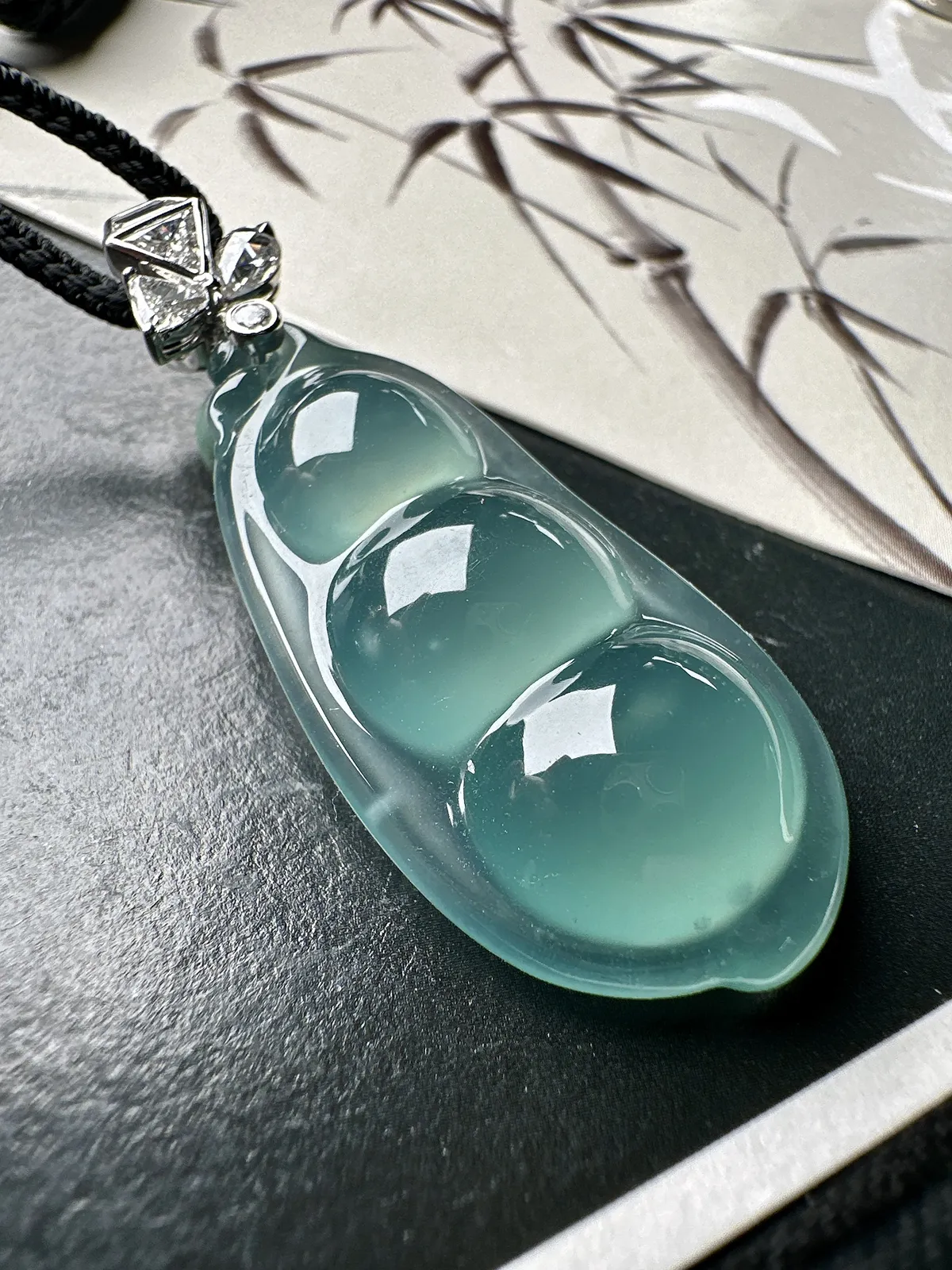 【冰种福豆吊坠】天空蓝老料，起钢光，种地上乘，冰感十足，通透起光，饱满圆润，收藏品质，18k金钻镶嵌，裸石尺寸38*18.2*8.6毫米