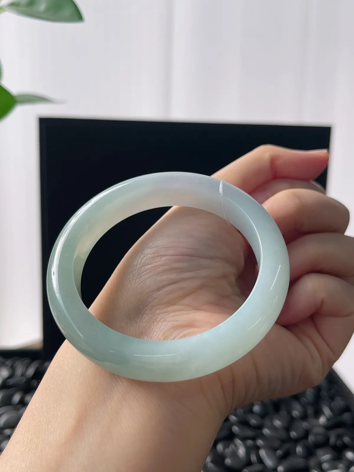 正圈55圈口，翡翠冰糯种胶润淡绿色手镯