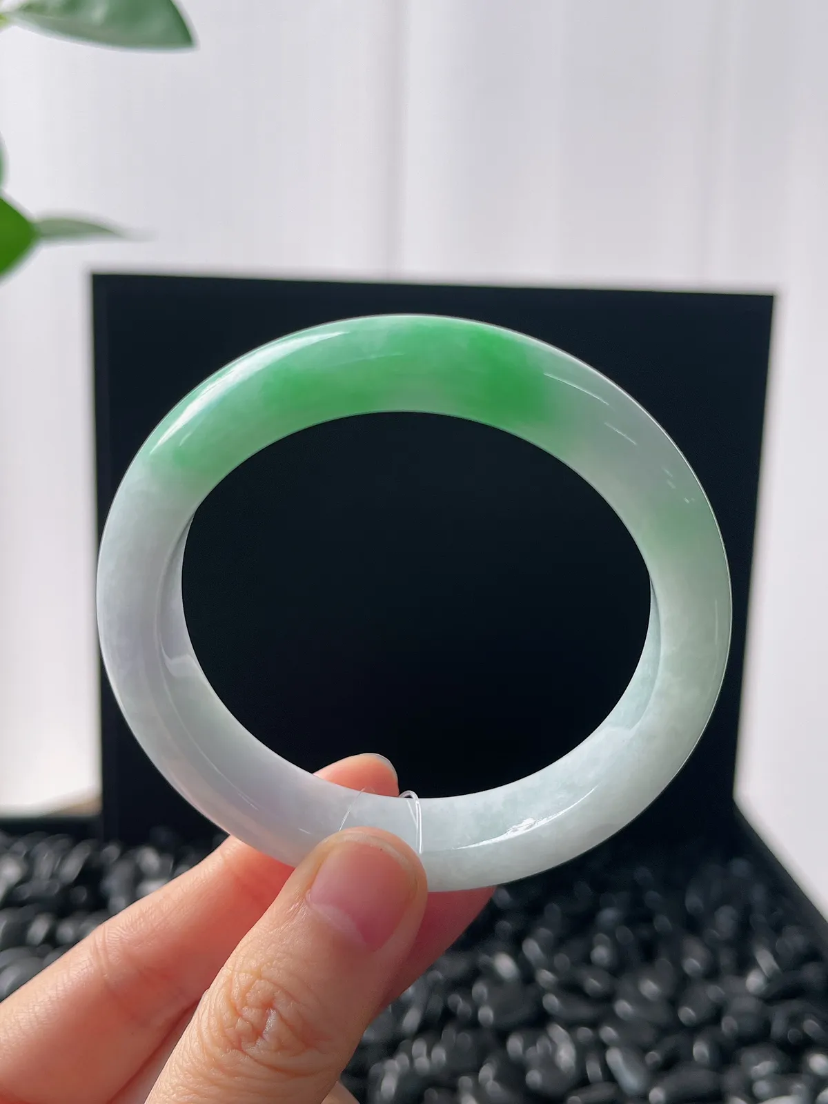 正圈54.5圈口，翡翠糯化种飘绿手镯