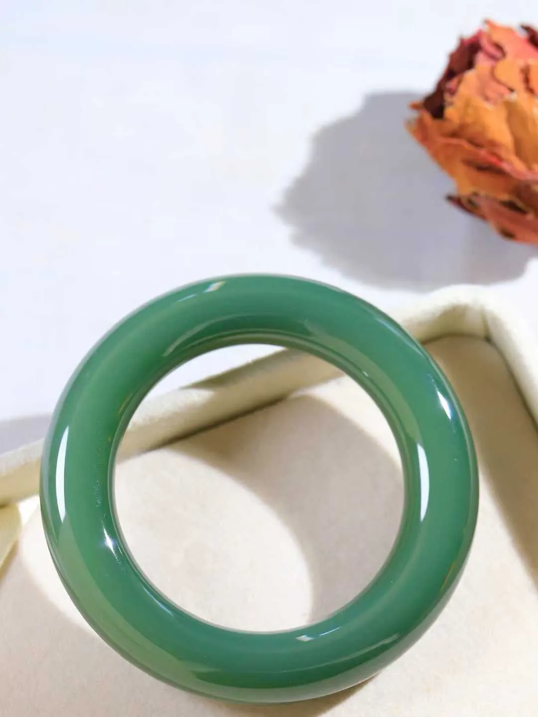 【碧波流转·手镯】

收藏传家级臻品️和田玉碧玉圆条手镯，玉质细腻温润，手感舒适，️线条流畅，简约大气，美自天成，佩戴于腕间，婉约之美，举手投足间透出那份低调奢华，醉人心扉。
重94.2克 内径圈口52.5mm  尺寸14-13.5mm  FDT-111101933