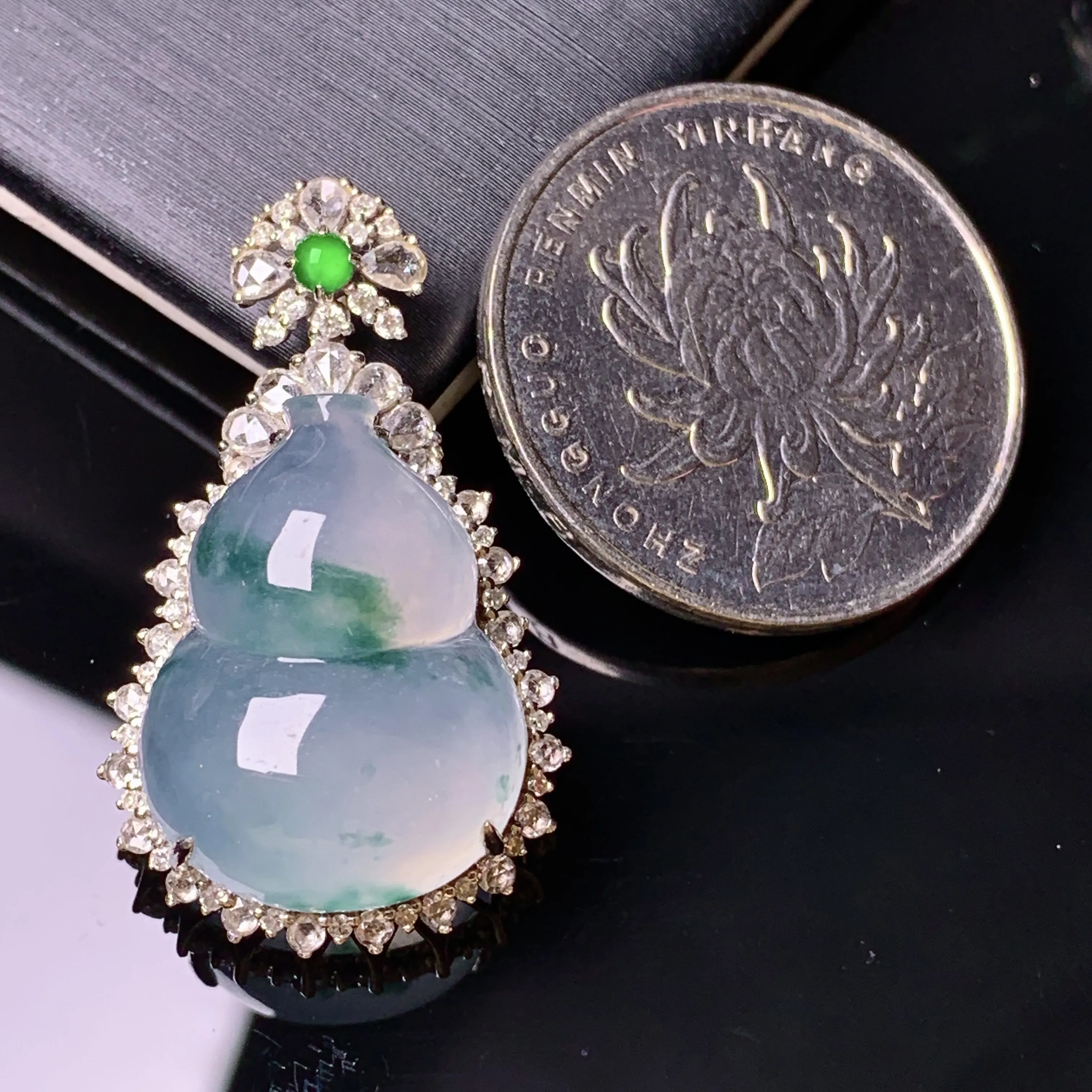 18k金钻镶嵌冰种飘绿葫芦吊坠 玉质细腻 色泽清新艳丽 整体尺寸31.7*18.7*10.7