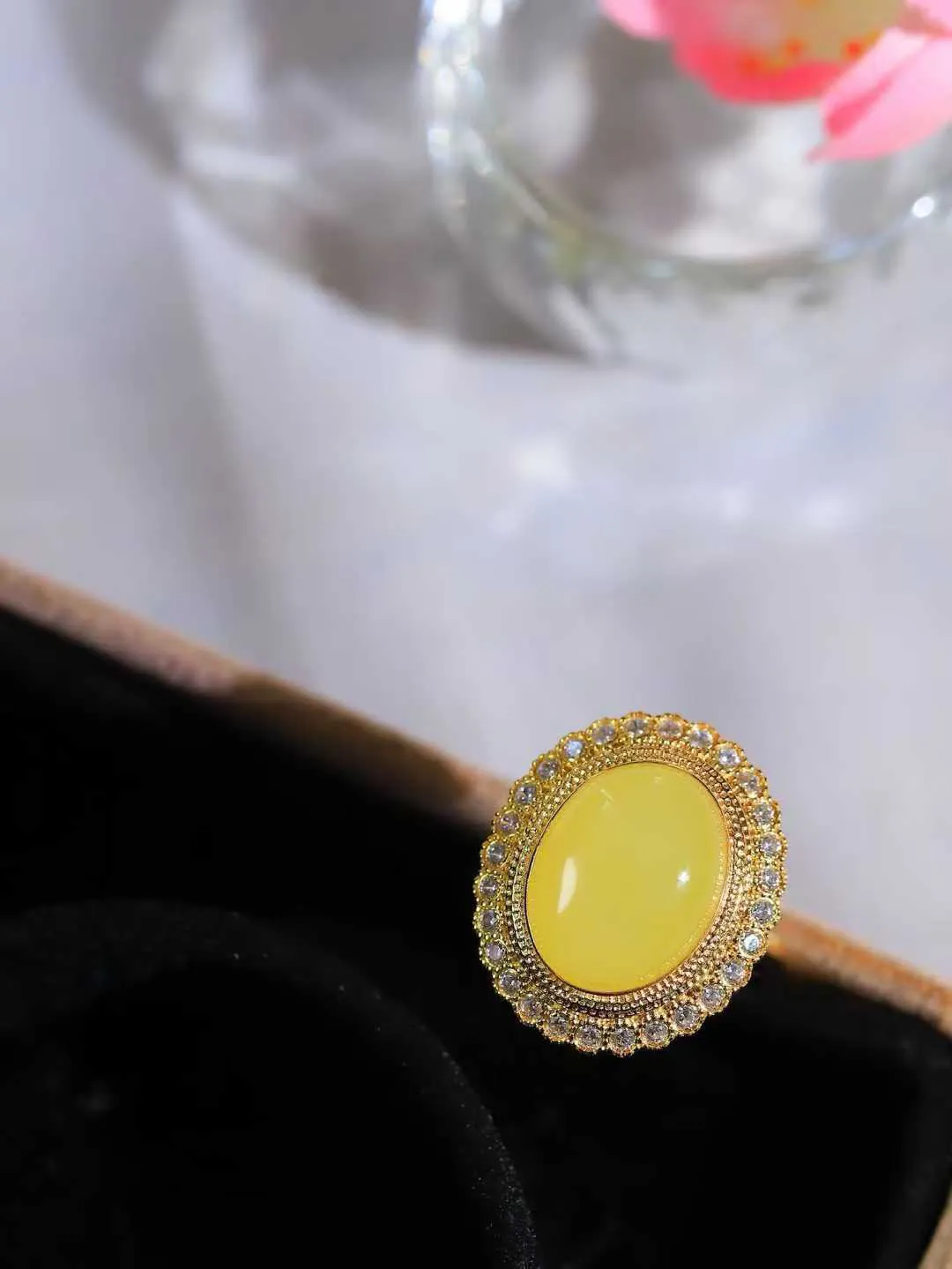 一套【925银.套装】

精品和田玉黄口戒指 吊坠套装，925银精工镶嵌，器形圆润饱满，玉质温润细腻，做工精细圆滑，饱满精致，器形优雅，寓意平安无事，如意顺心。吊坠重7.3克 吊坠尺寸19-14mm  戒指重5.7克 戒指内径16.6mm  戒指尺寸14.4-11.3mmFDT-331121933