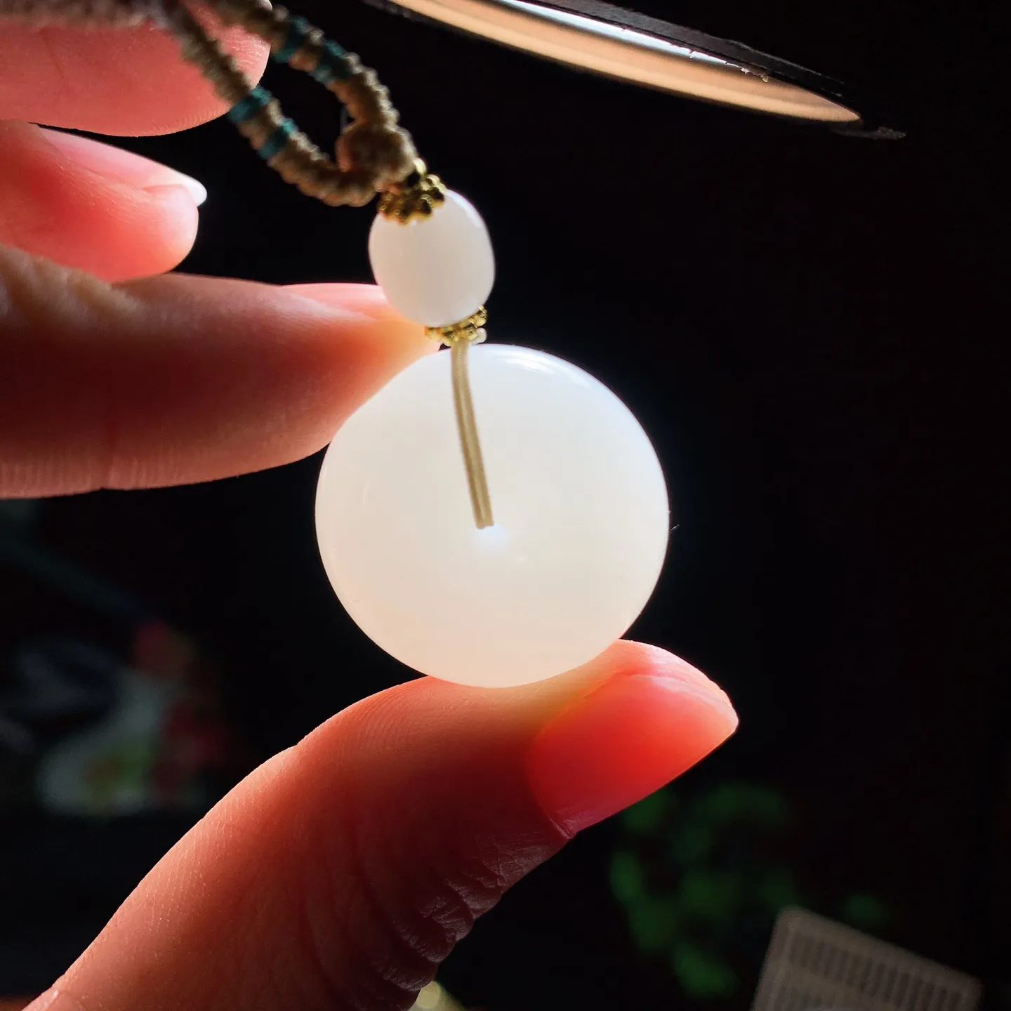 新疆和田玉羊脂白平安扣挂件。尺寸24/12重14.3克。玉质细腻油润。手推出油。佩戴高端典雅。lt251118