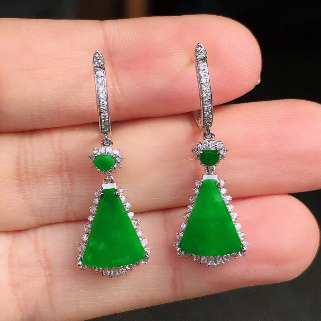 阳绿无事牌耳坠，色泽均匀艳丽，玉质细腻，荧光感超
强，饱满圆润，尽显优雅气质，18k
金豪华镶嵌