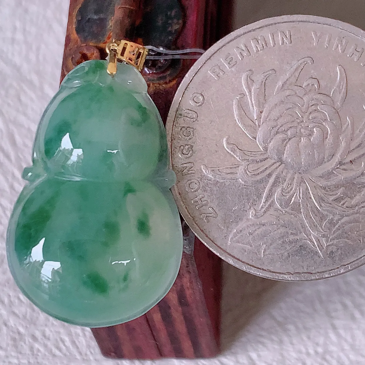 18K金镶嵌冰种飘花翡翠葫芦吊坠，葫芦寓意福禄双全，财源滚滚，佩戴效果优雅迷人！#49.17整体29.5裸石24.5*16-5.8