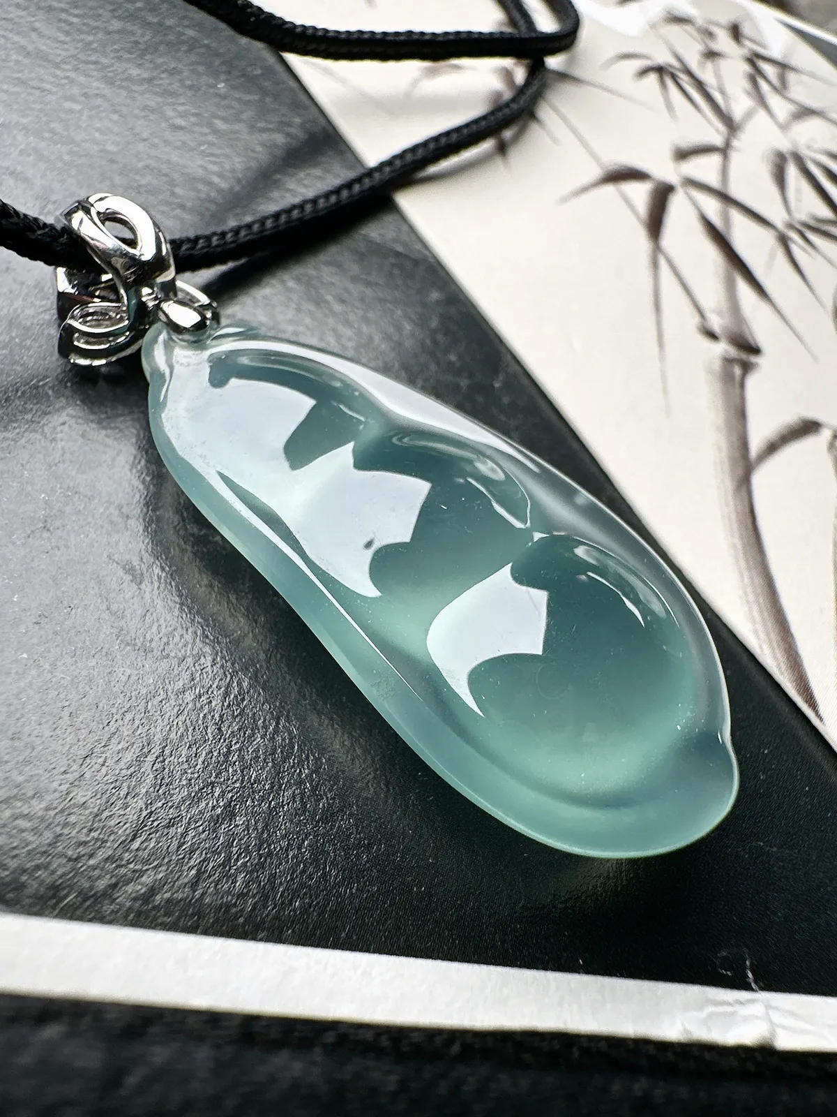 【冰种福豆吊坠】天空蓝老料，起钢光，种地上乘，冰感十足，通透起光，饱满圆润，收藏品质，18k金钻镶嵌，裸石尺寸38*18.2*8.6毫米