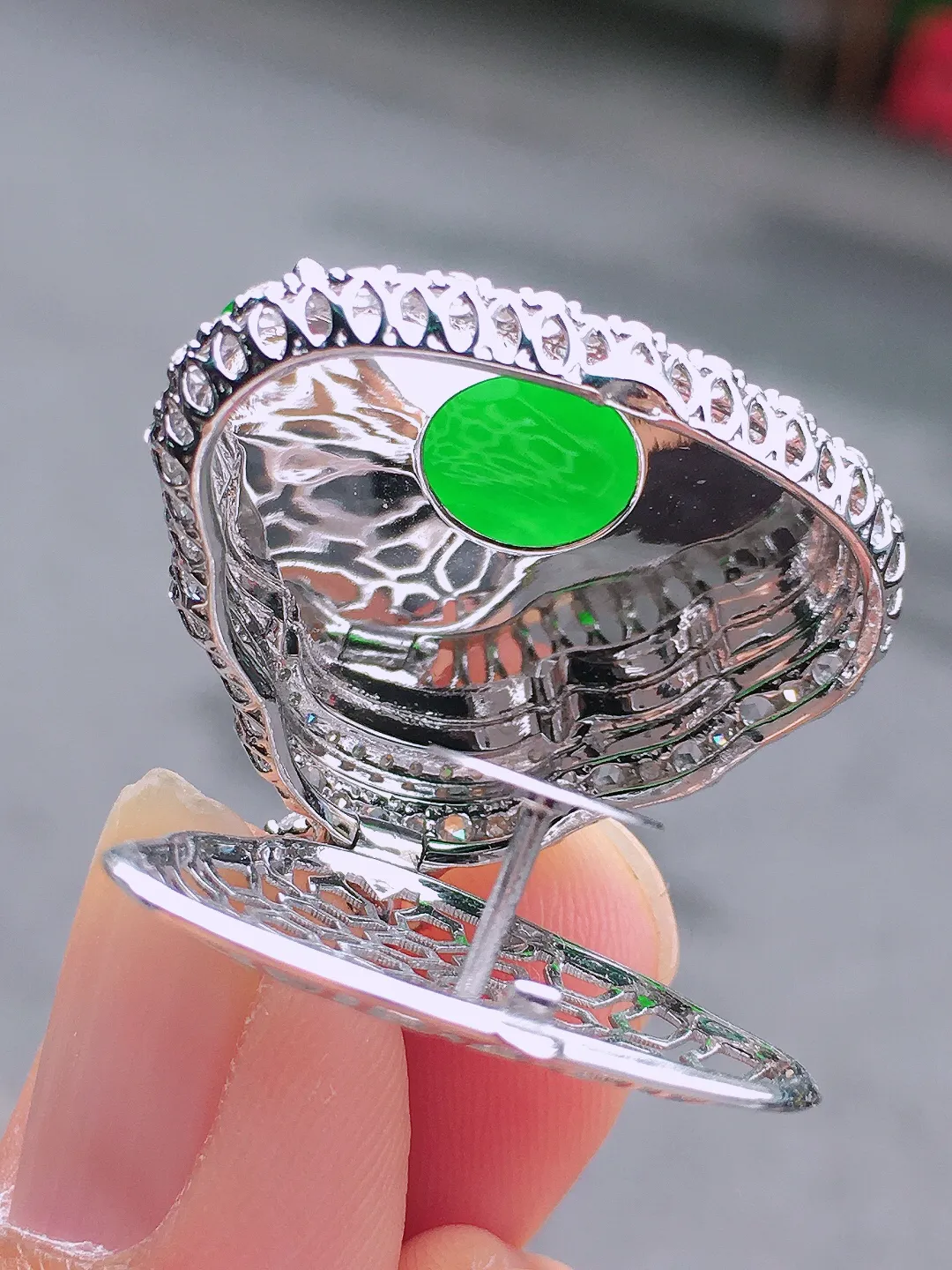 阳绿佛公吊坠，色泽均匀艳丽，玉质细腻，荧光感超
强，饱满圆润，尽显优雅气质，18k
金豪华镶嵌