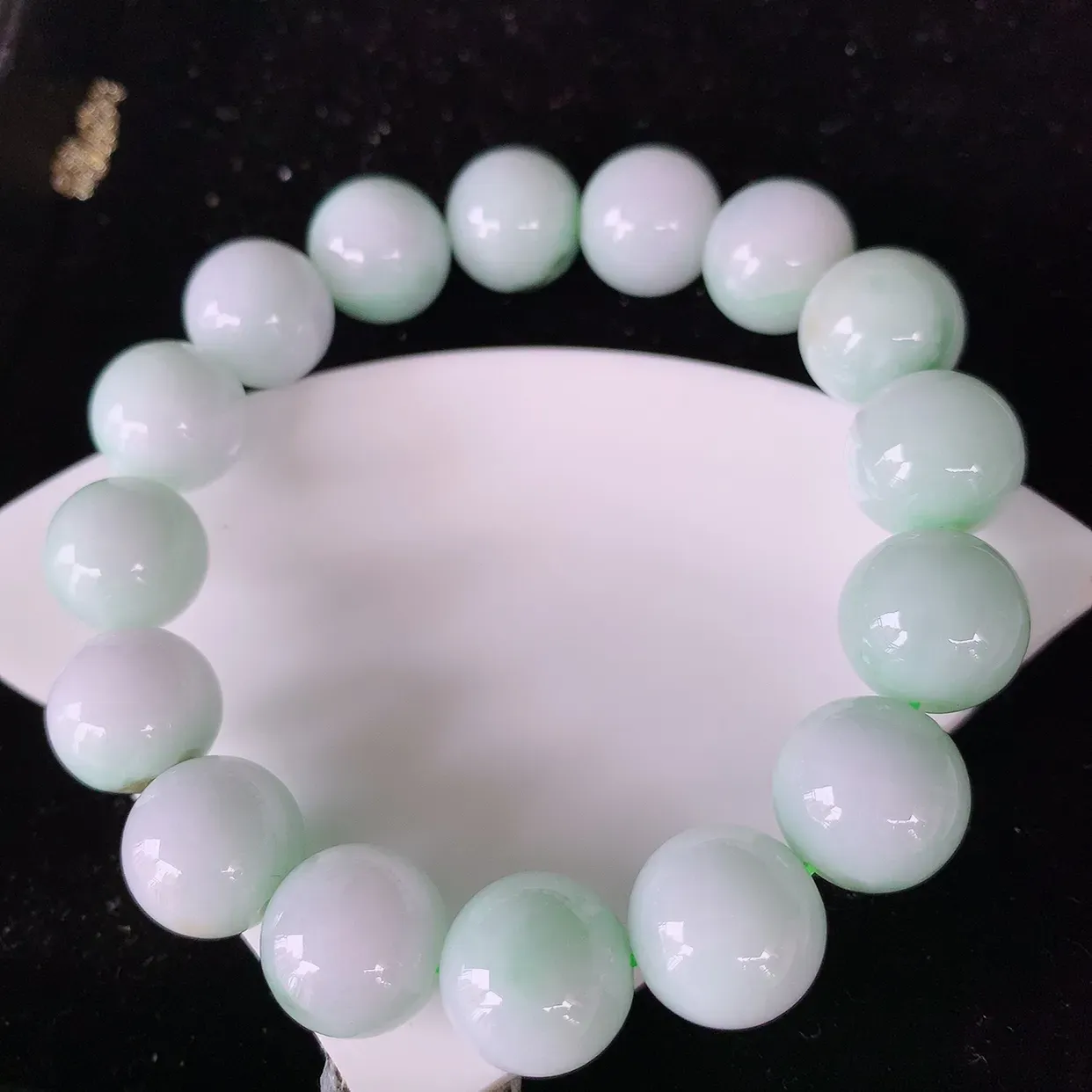 自然光实拍，冰润飘绿翡翠手串手链，种老水足， 冰清玉润  颜色漂亮  #002.1取一尺寸12.8