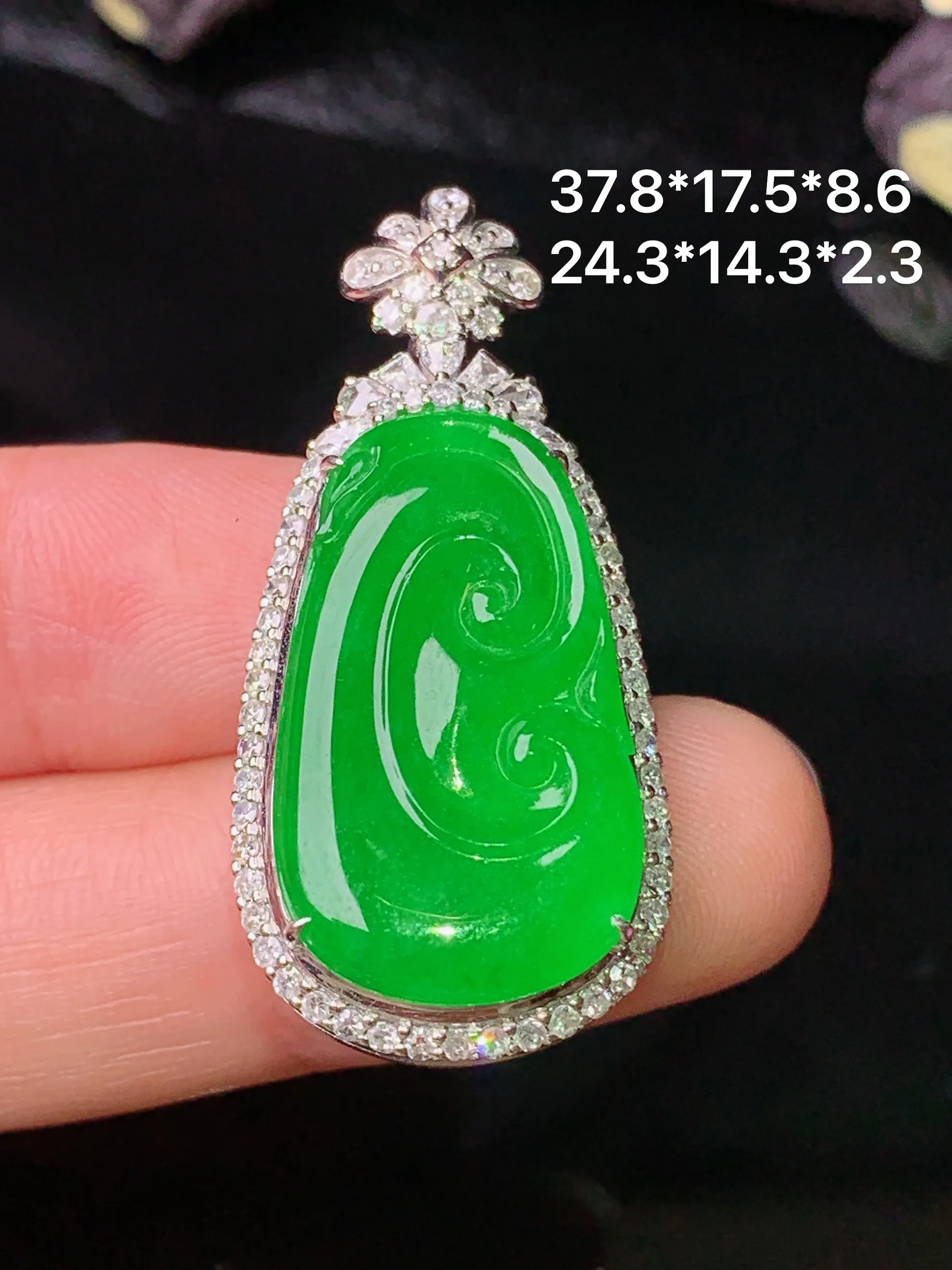 18k金钻镶嵌满绿如意吊坠 玉质细腻 色泽清新艳丽 整体尺寸37.8*17.5*8.6