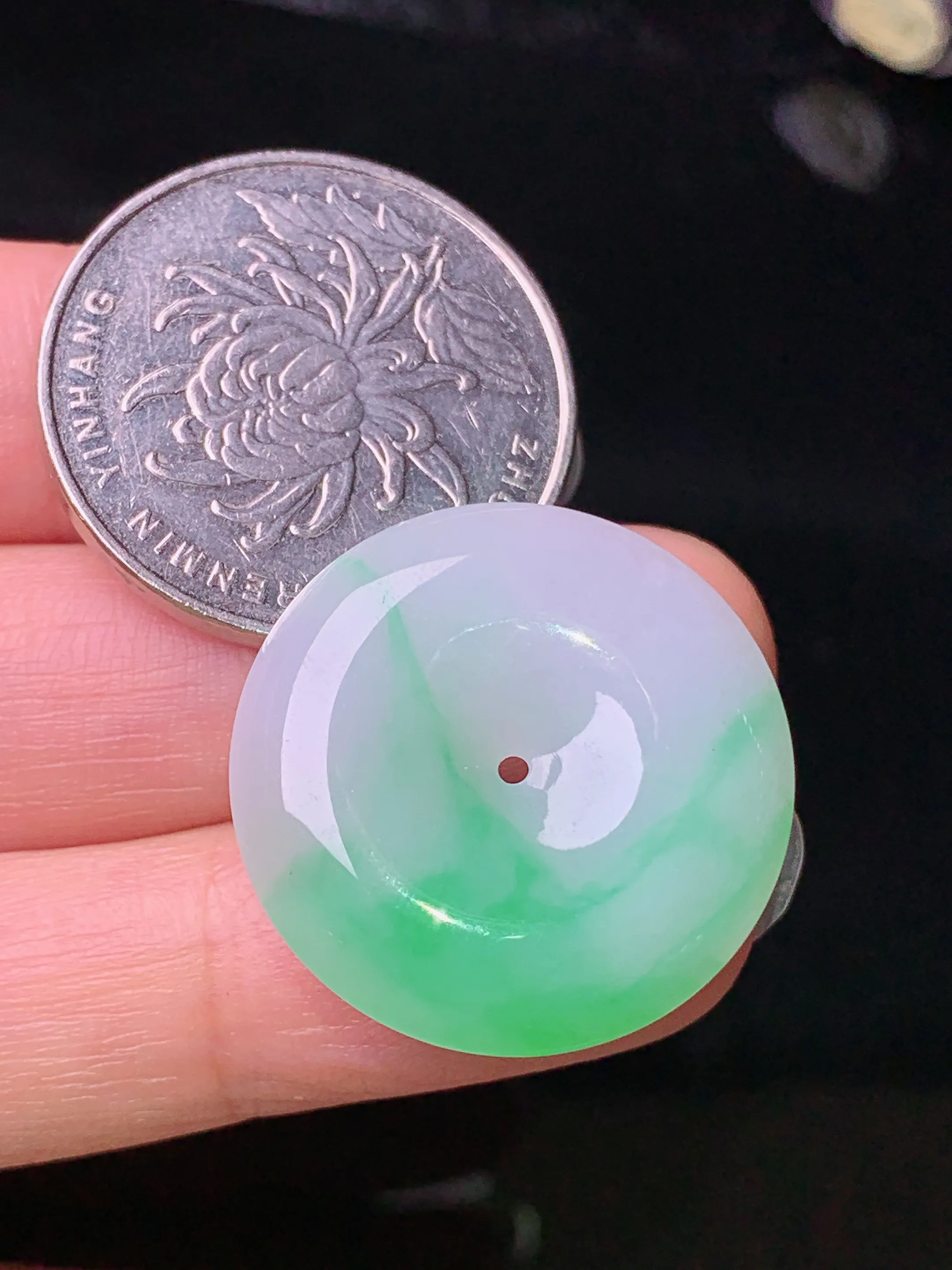 飘绿平安扣吊坠 玉质细腻 色泽清新艳丽 整体尺寸24.2*5.5