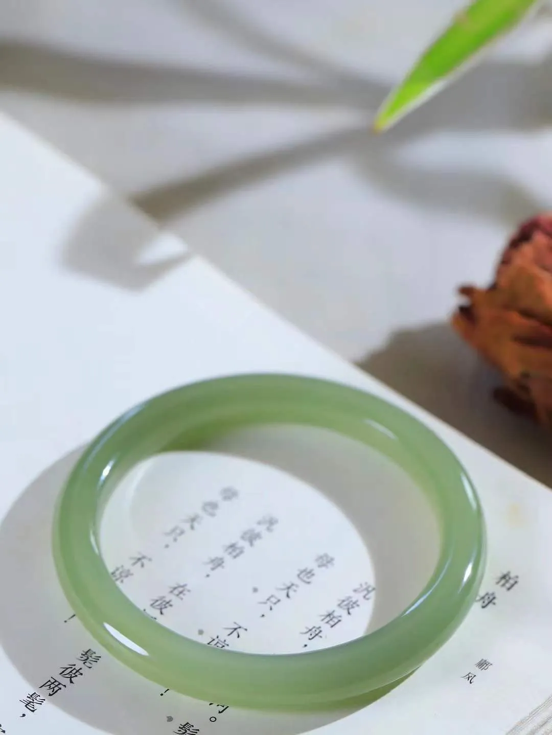 【温润于心.手镯】

精品️和田玉晴水手镯，如晴水般清澈，似晴空般纯净。每一缕纹理都诉说着大自然的