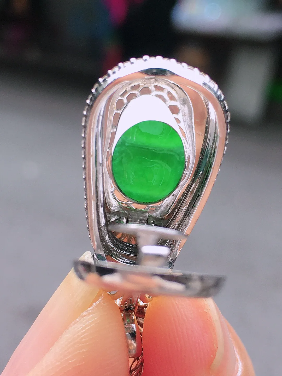 阳绿福豆吊坠，色泽均匀艳丽，玉质细腻，荧光感超
强，饱满圆润，尽显优雅气质，18k
金豪华镶嵌