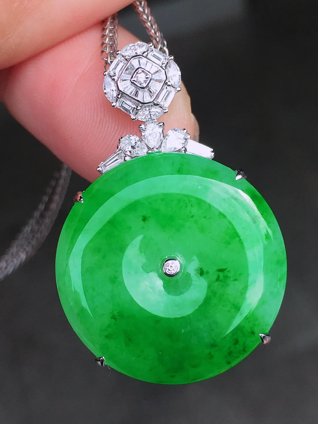 阳绿平安扣吊坠，色泽均匀艳丽，玉质细腻，荧光感超
强，饱满圆润，尽显优雅气质，18k
金豪华镶嵌