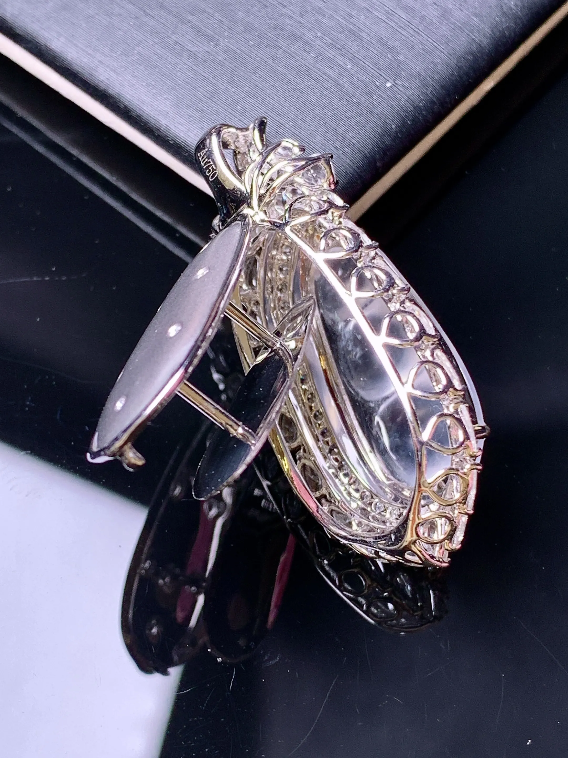 18k金钻镶嵌冰种四季豆吊坠 玉质细腻 色泽清新艳丽 整体尺寸36.2*17*12.6