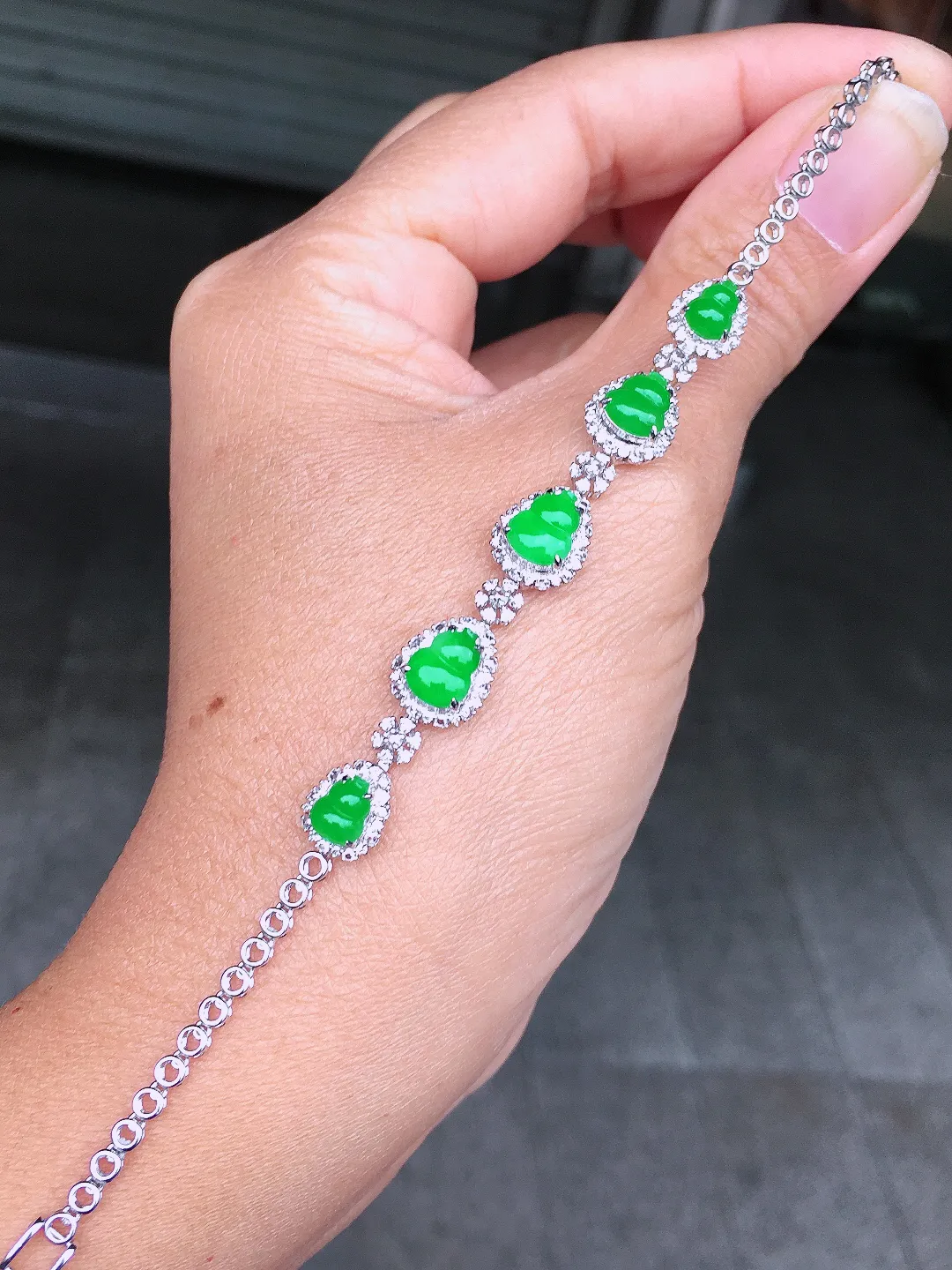 阳绿葫芦手链，色泽均匀艳丽，玉质细腻，荧光感超
强，饱满圆润，尽显优雅气质，18k
金豪华镶嵌