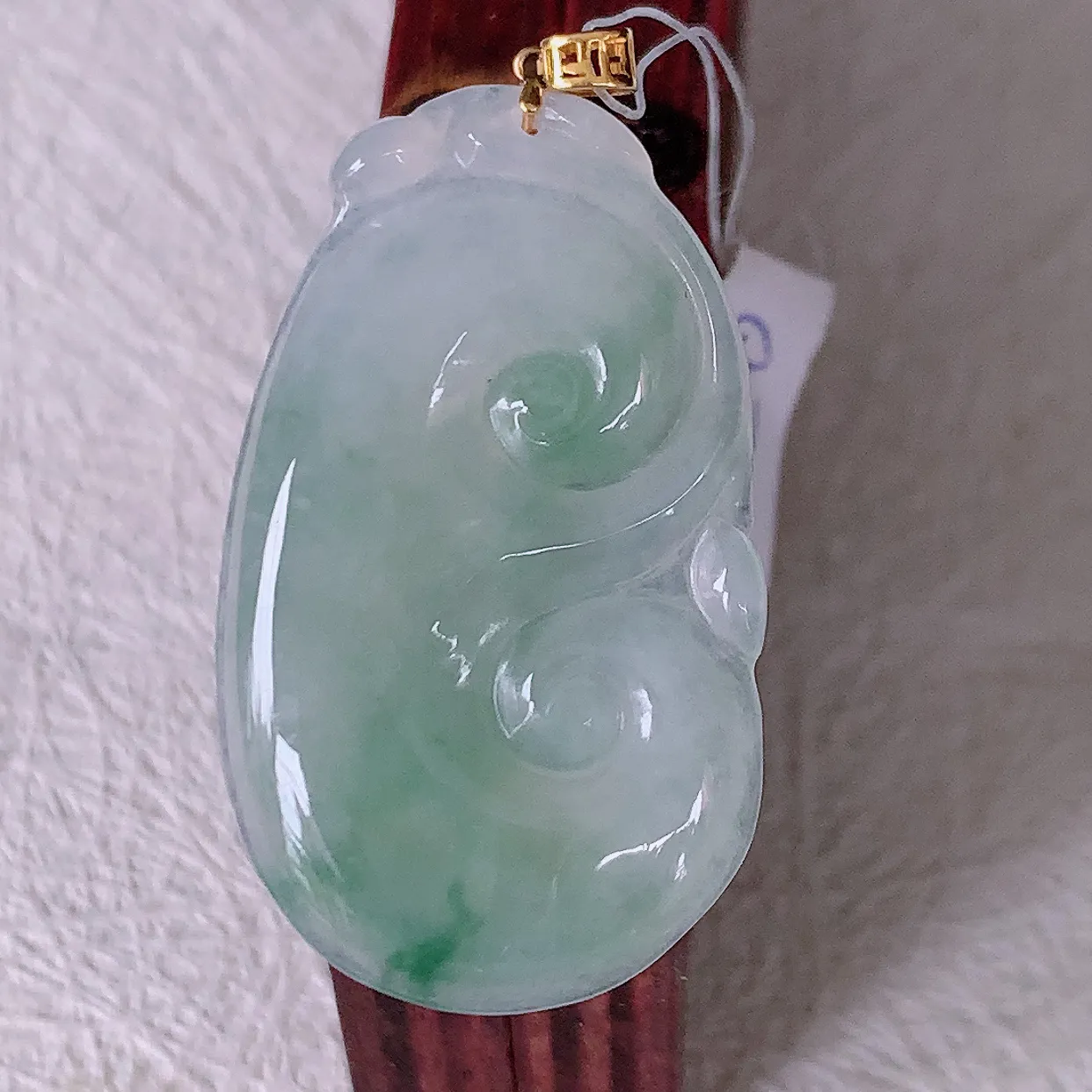 18K金镶嵌冰种飘花翡翠如意吊坠，简单的镶嵌设计、让玉坠百搭又精致，寓意着吉祥，事事如意！#49.17