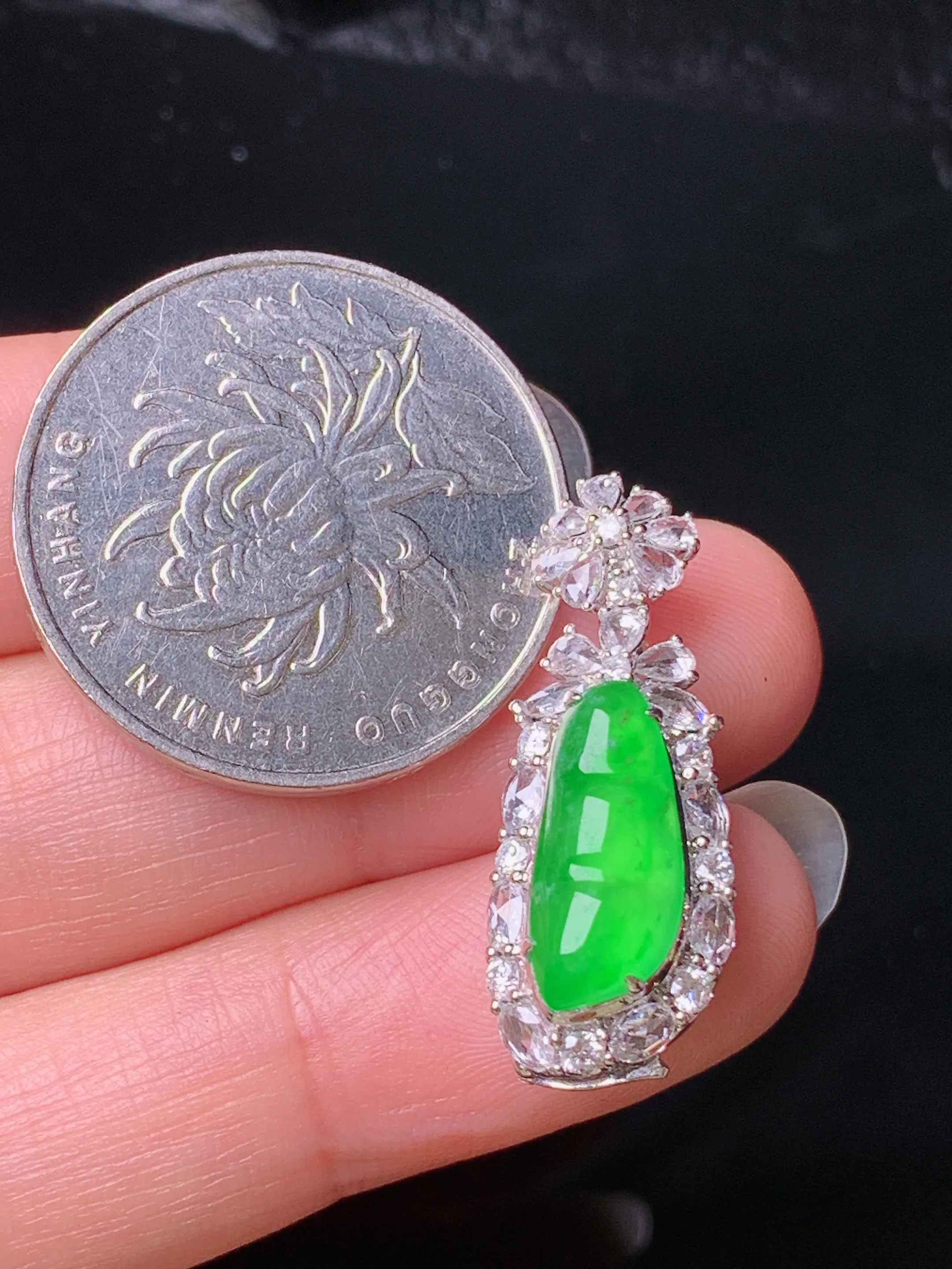 18k金钻镶嵌满绿四季豆手链吊坠两用款 玉质细腻 色泽清新艳丽 裸石尺寸14.8*6.3*2.6