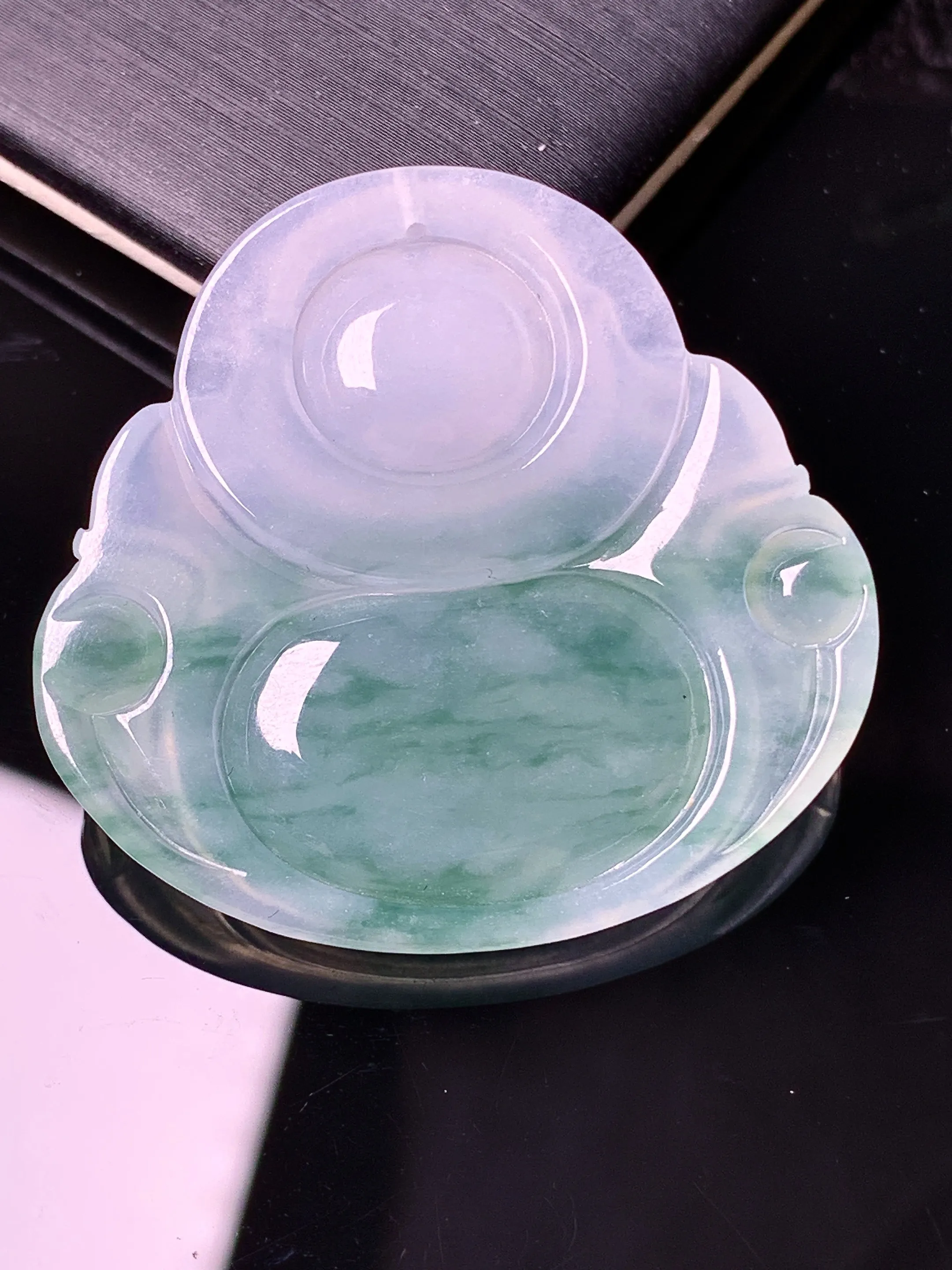 冰种佛公飘绿吊坠 玉质细腻 色泽清新艳丽 整体尺寸35.2*36.7*6